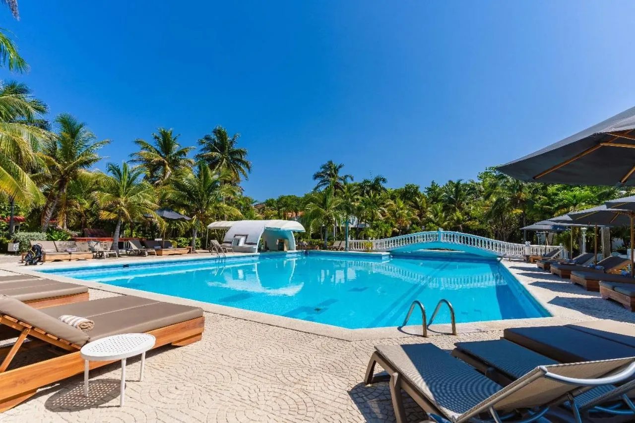 Pool view in Hotel Cocoliso Island Resort