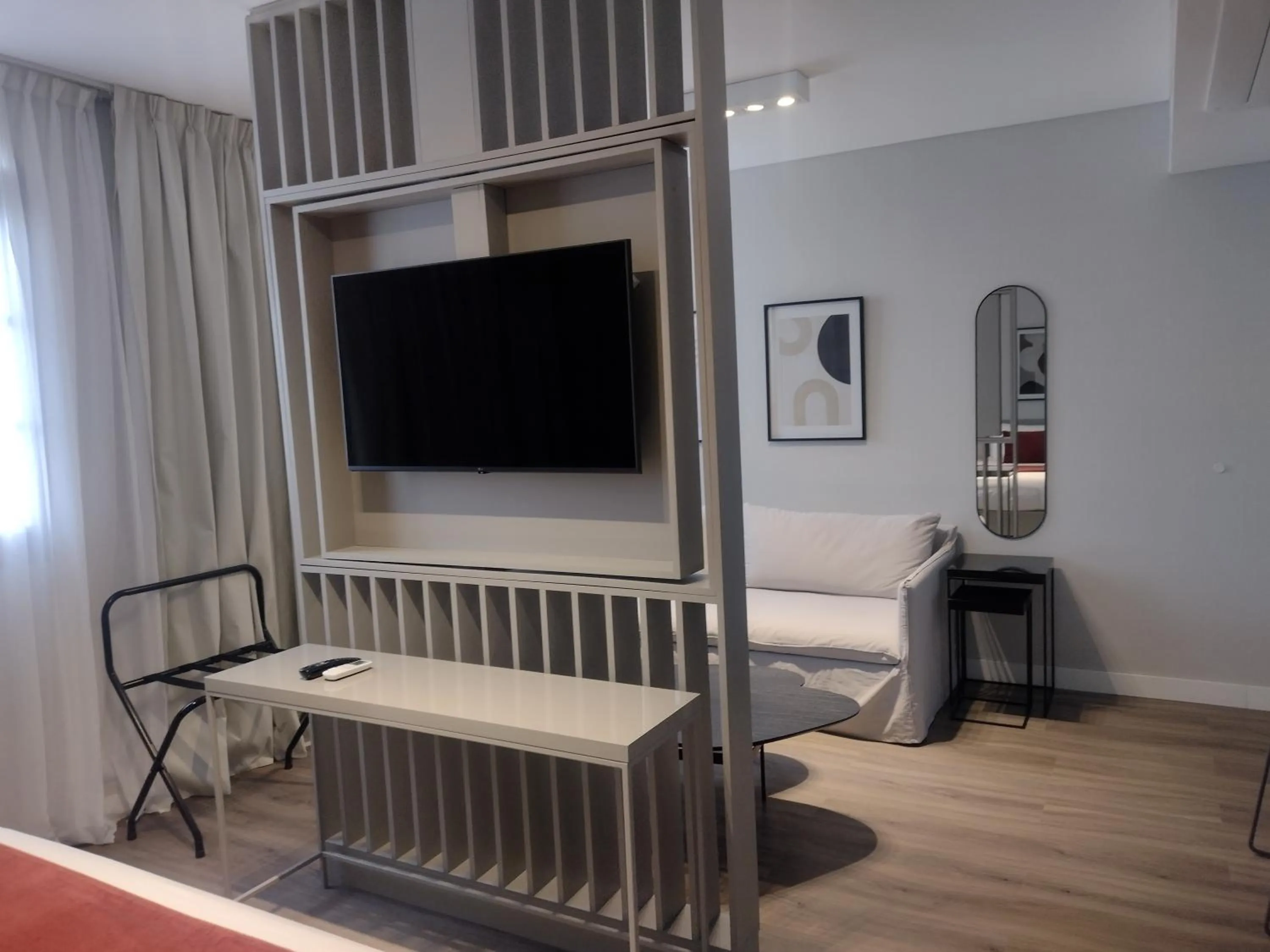 TV and multimedia in Guemes Hotel & Spa