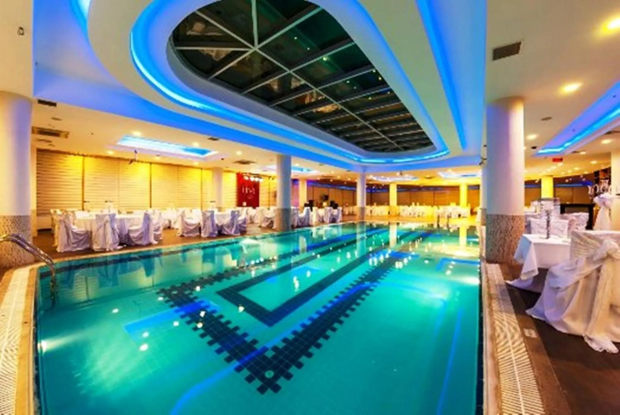 Swimming pool in Yücesoy Liva Hotel Spa & Convention Center Mersin