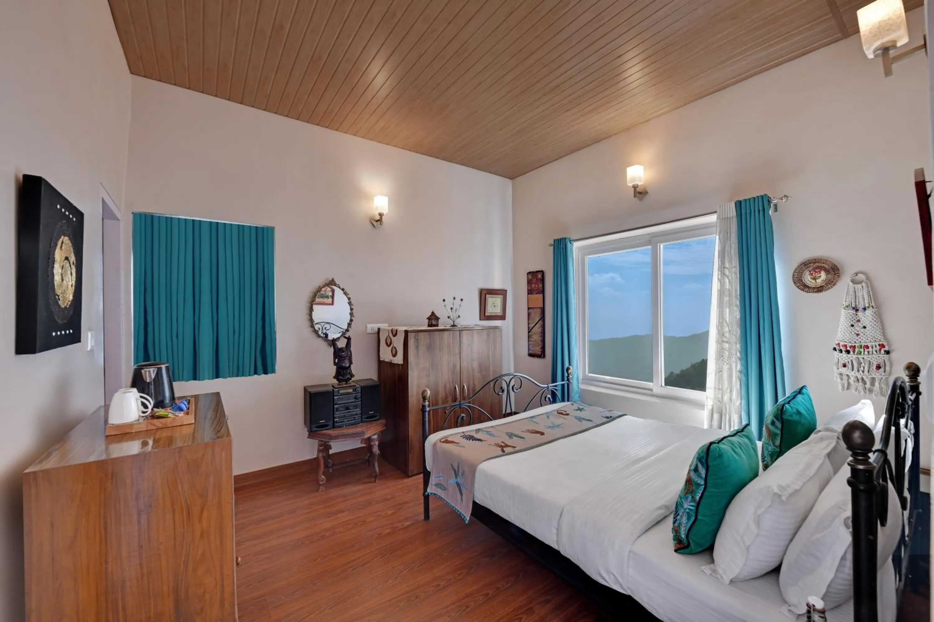 Bedroom, Bed in Larisa Resort, Mussoorie