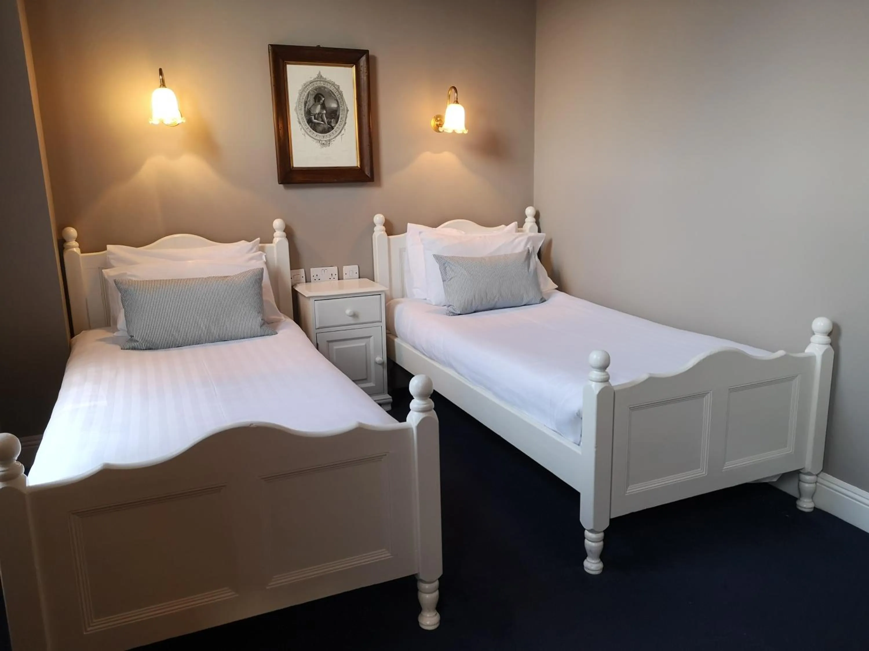 Bed in O'Neills Victorian Pub & Townhouse