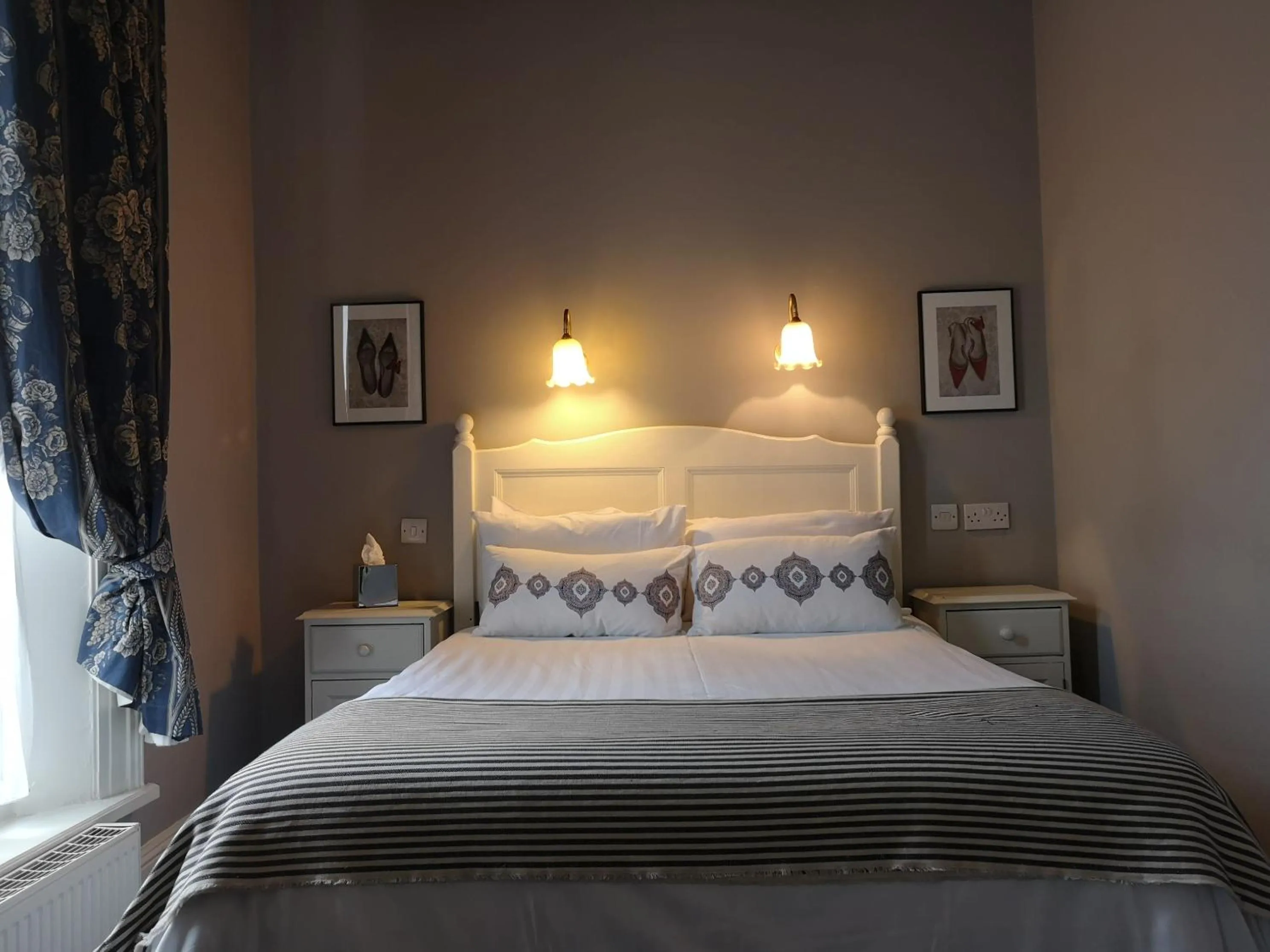 Bed in O'Neills Victorian Pub & Townhouse