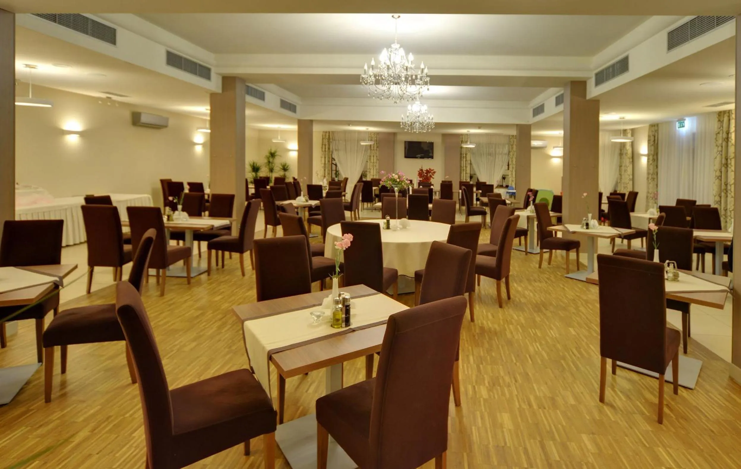 Restaurant/places to eat in Hotel Camelot