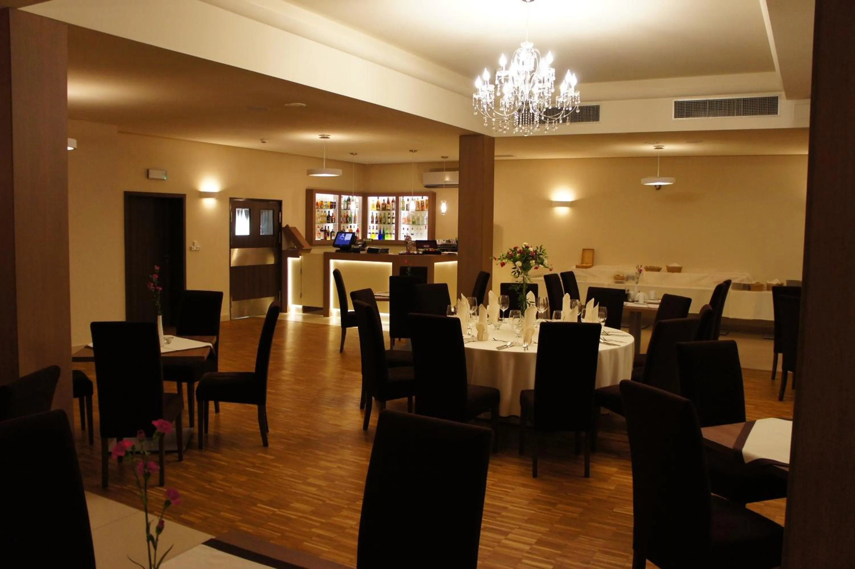 Restaurant/places to eat in Hotel Camelot