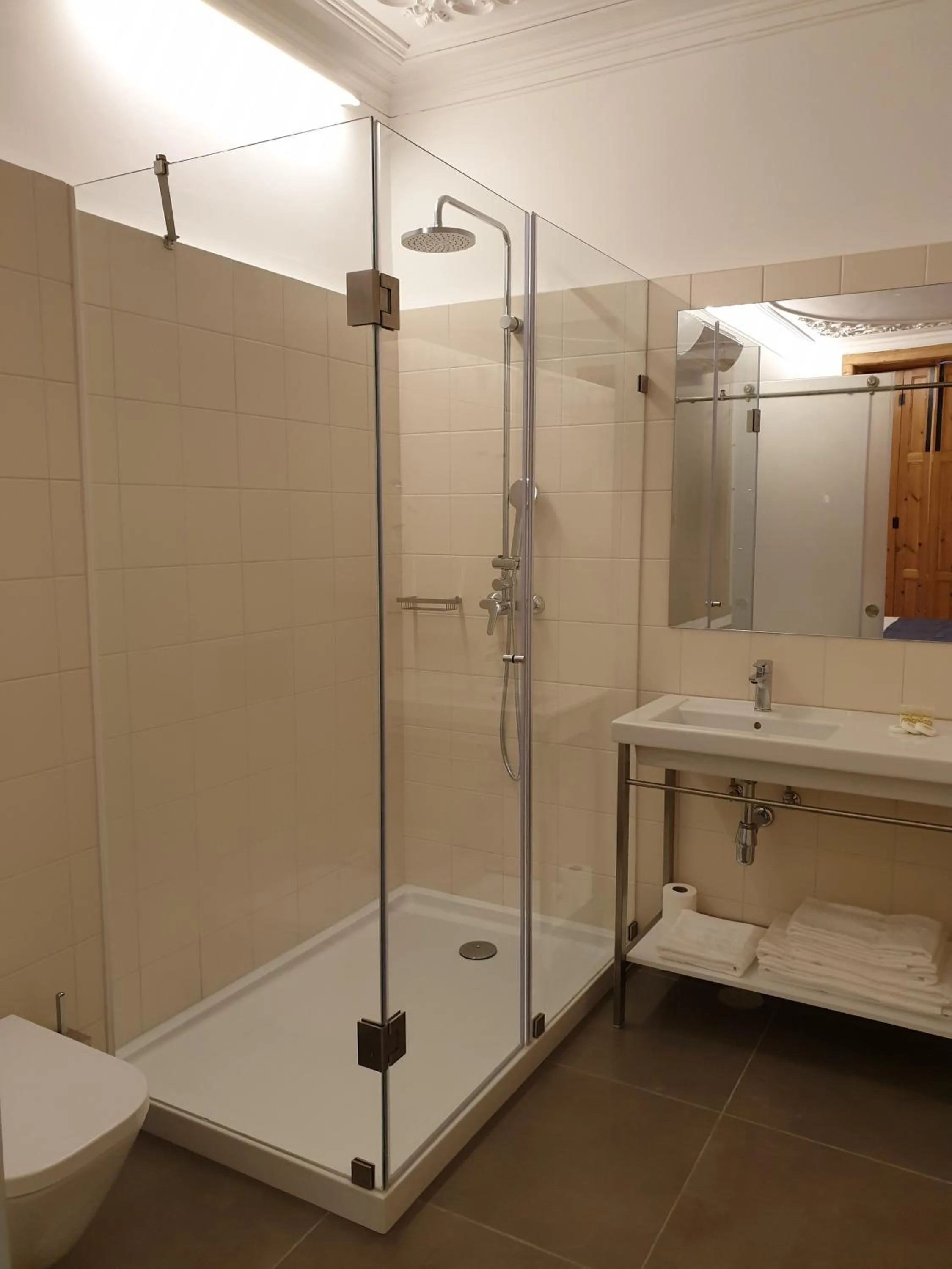 Shower in Casa da Baixa by PURUS