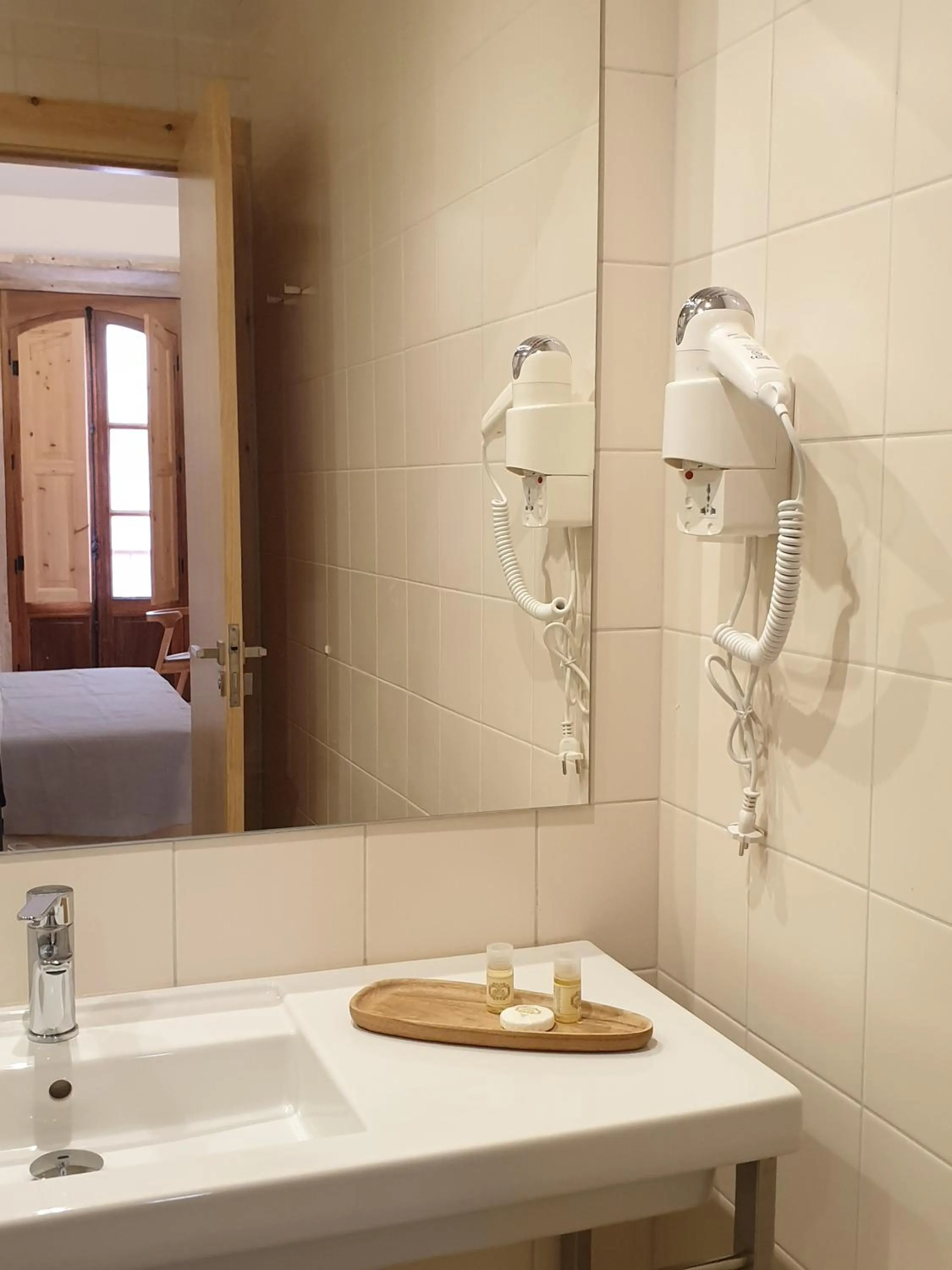 Bathroom in Casa da Baixa by PURUS