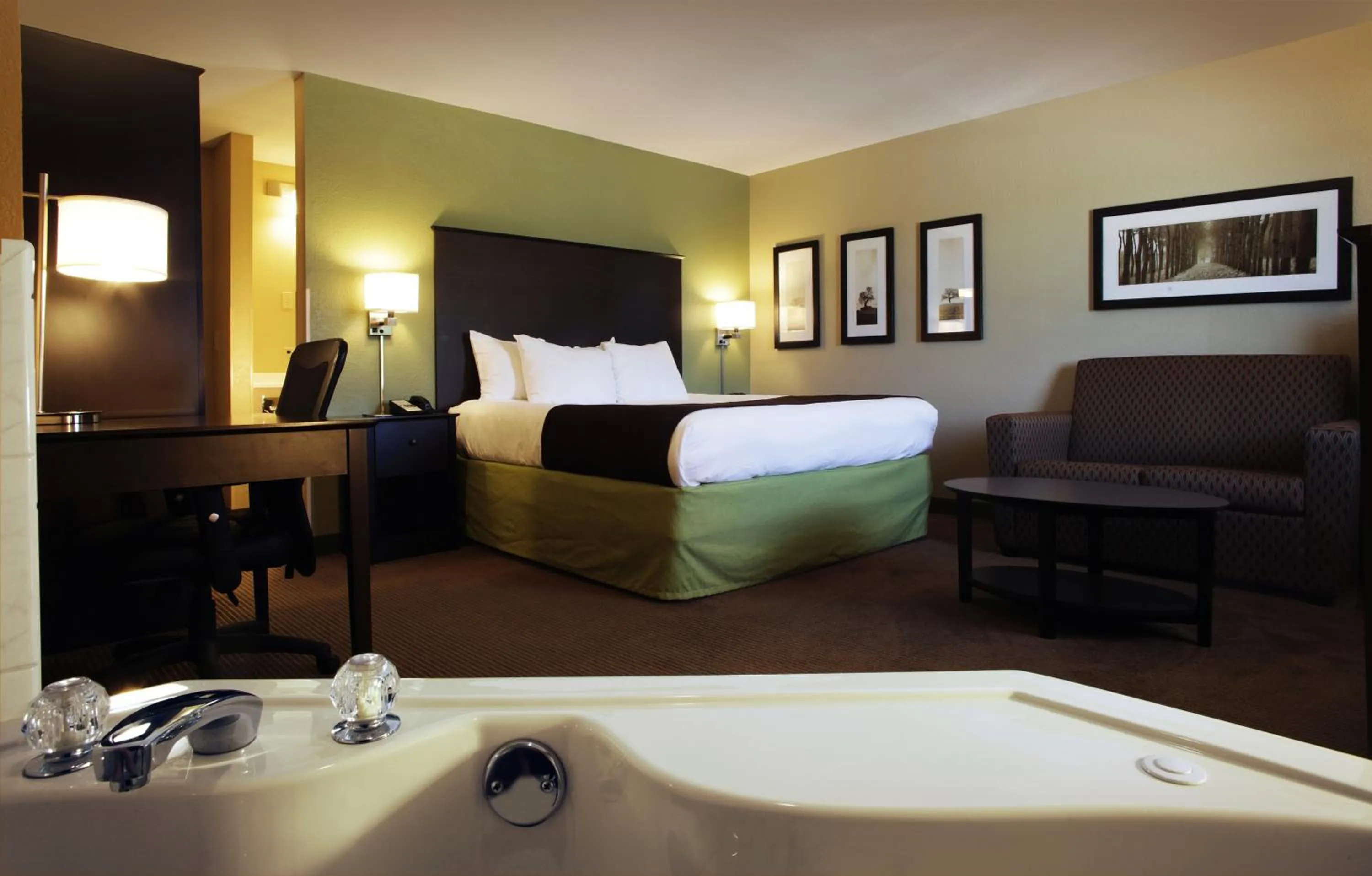 Photo of the whole room, Bed in AmericInn by Wyndham Okoboji