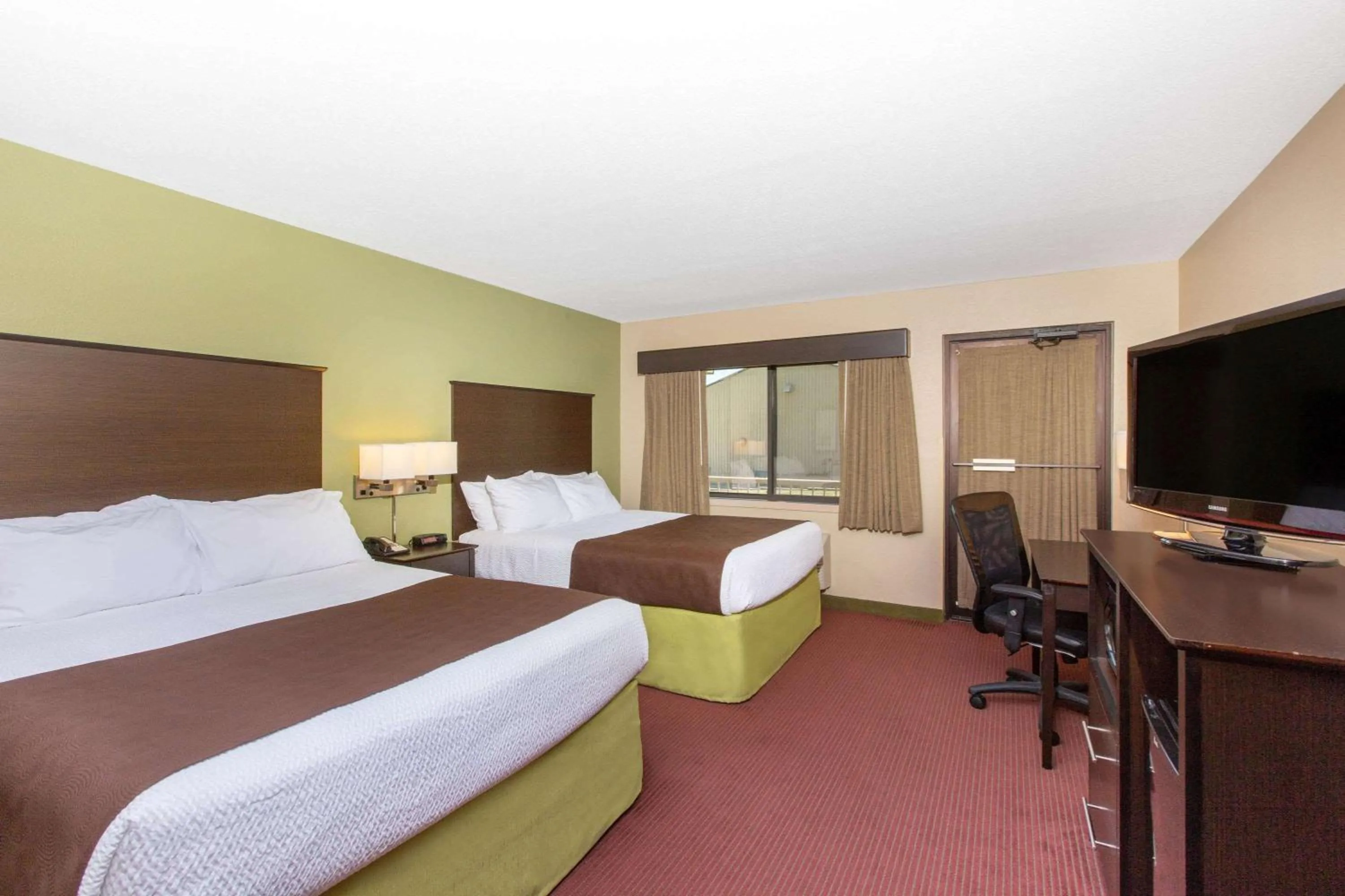Photo of the whole room, Bed in AmericInn by Wyndham Okoboji
