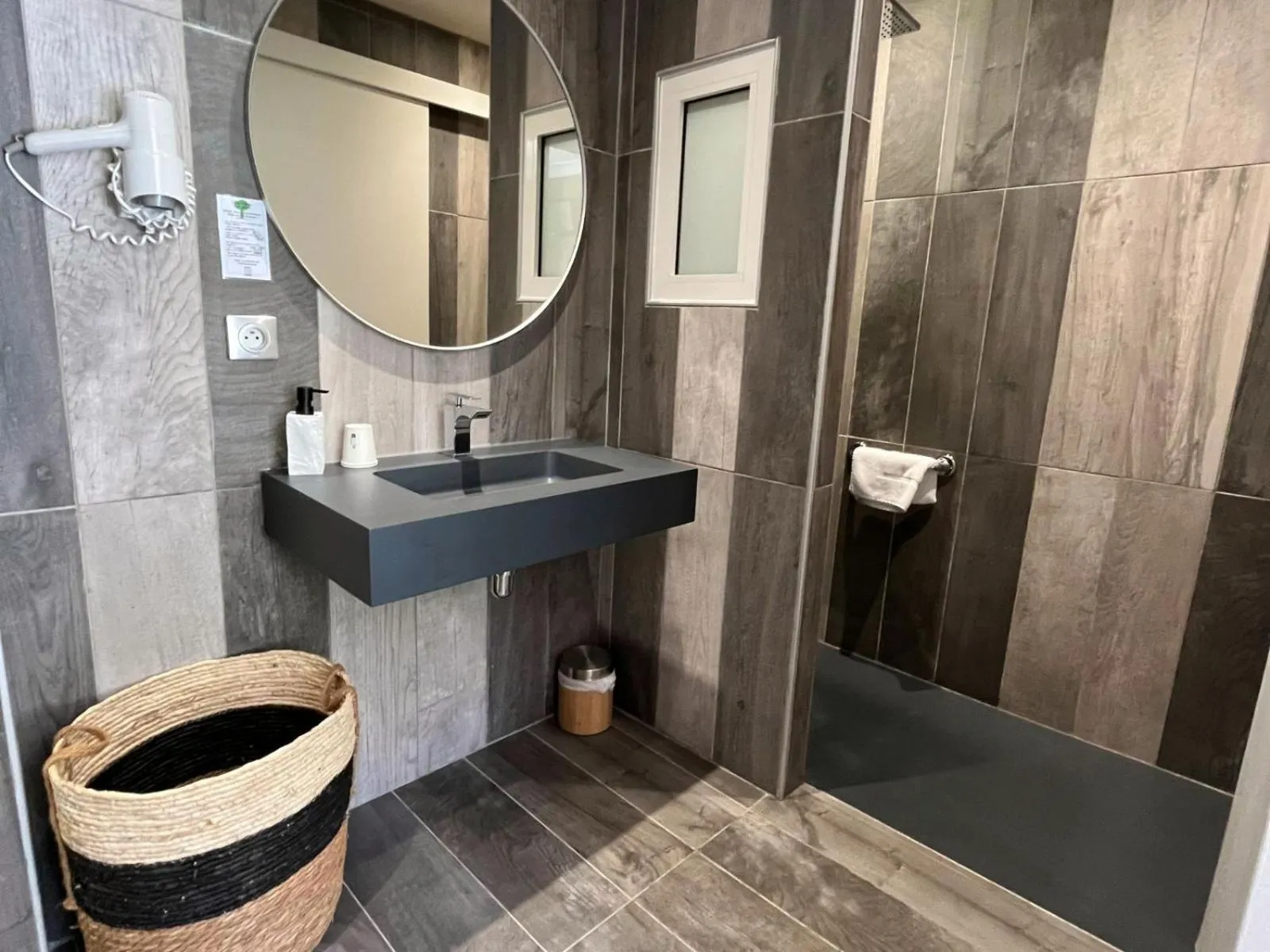 Shower in Hôtel La Rencluse