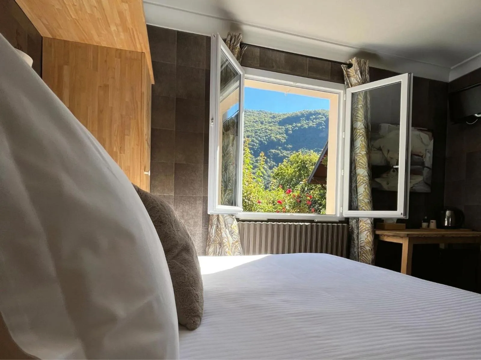 Natural landscape, Bed in Hôtel La Rencluse