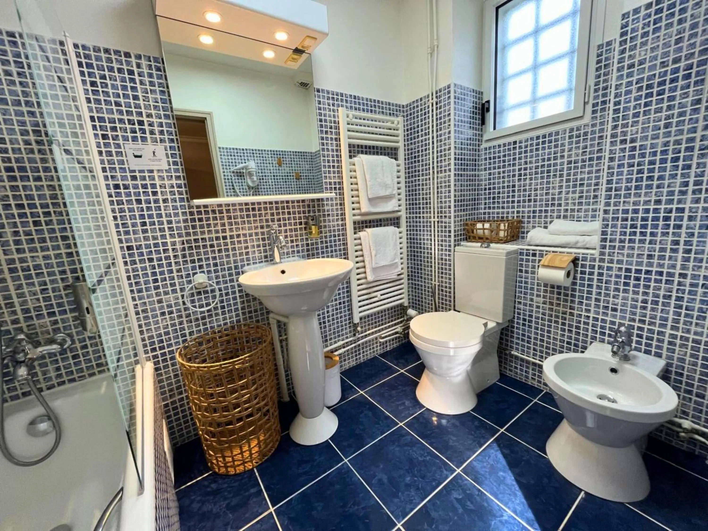 Toilet in Hôtel La Rencluse