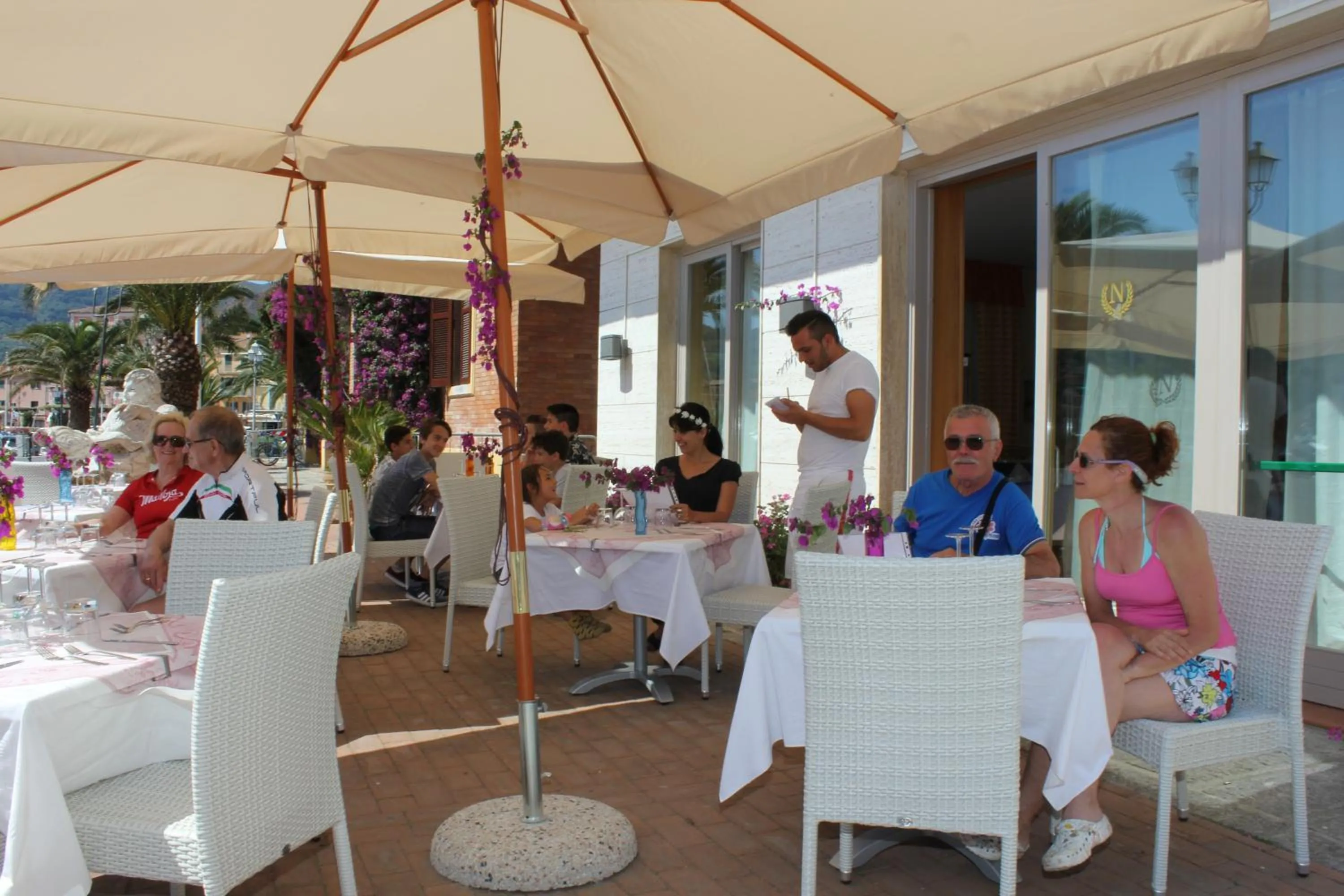 Restaurant/places to eat in Hotel Belmare