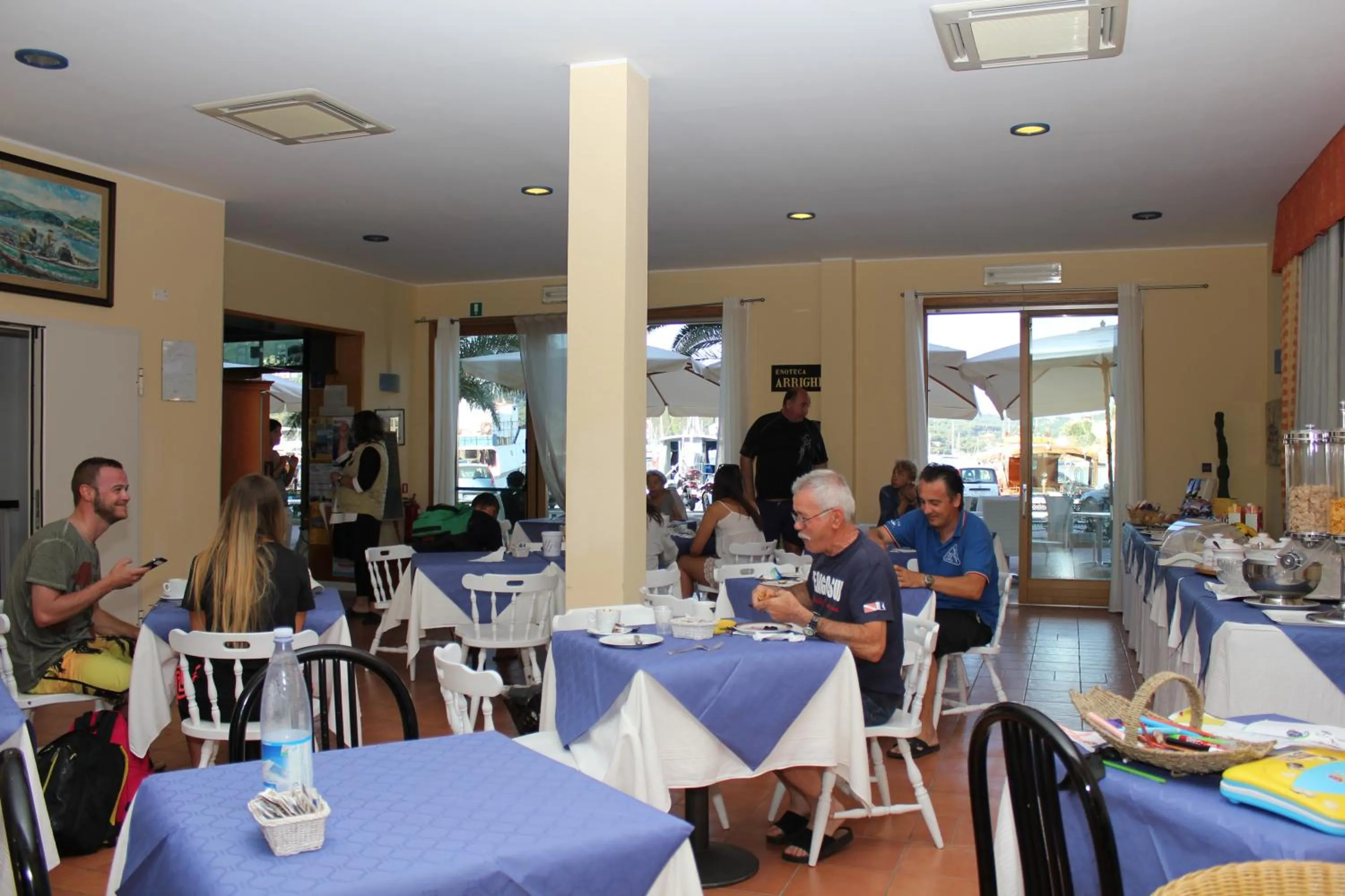 Restaurant/places to eat in Hotel Belmare