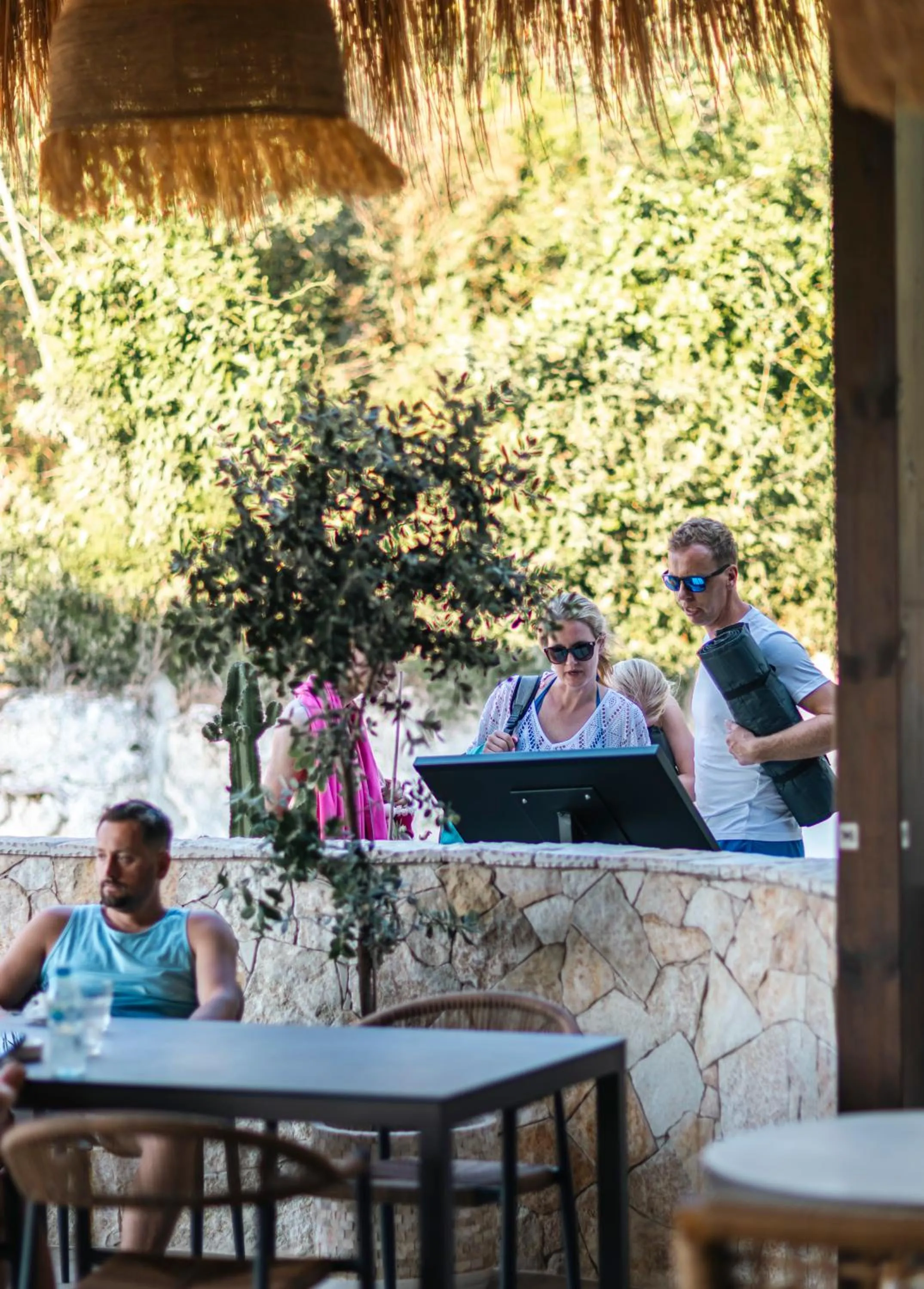 Restaurant/places to eat in Delight Hotel