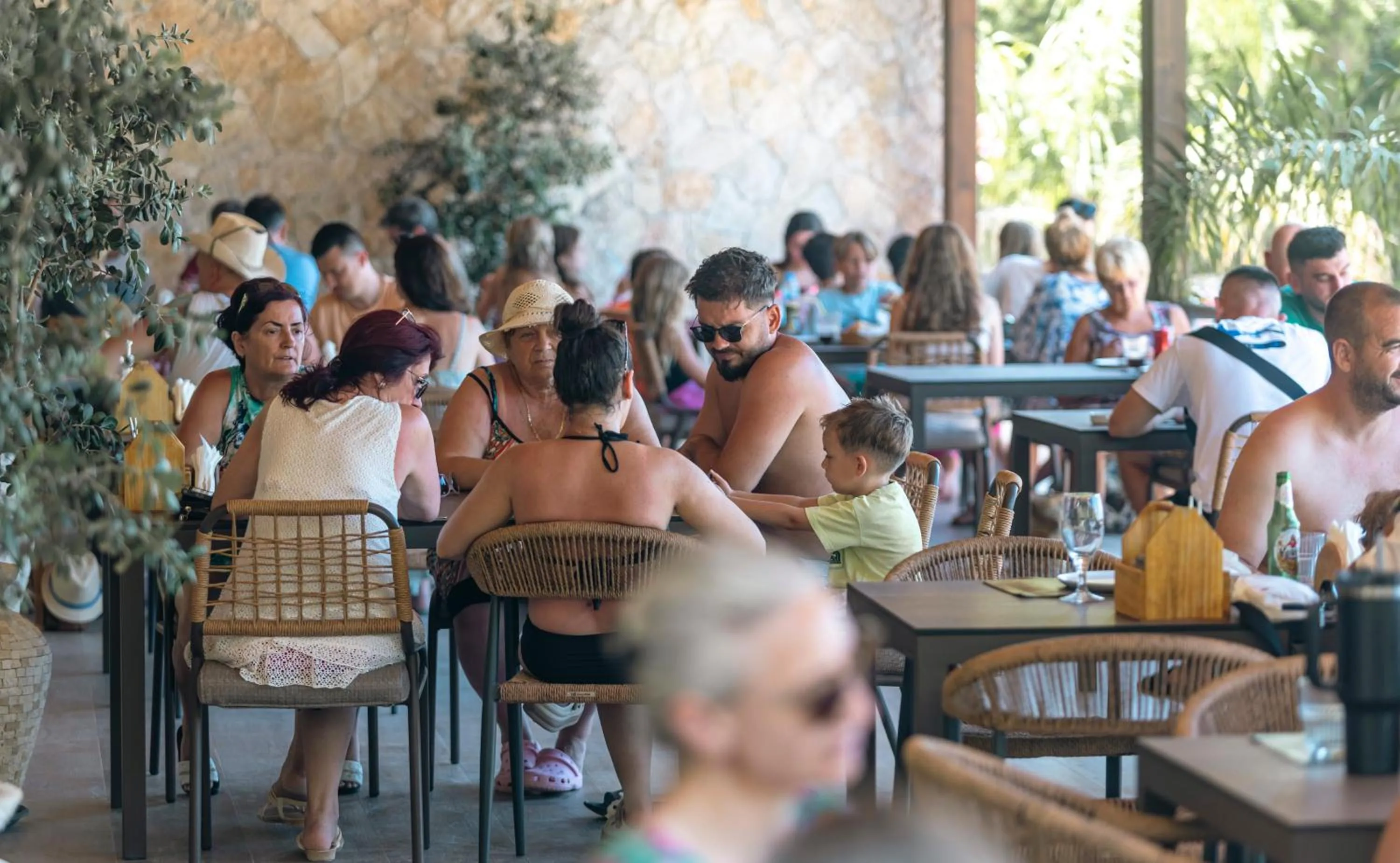 Restaurant/places to eat in Delight Hotel