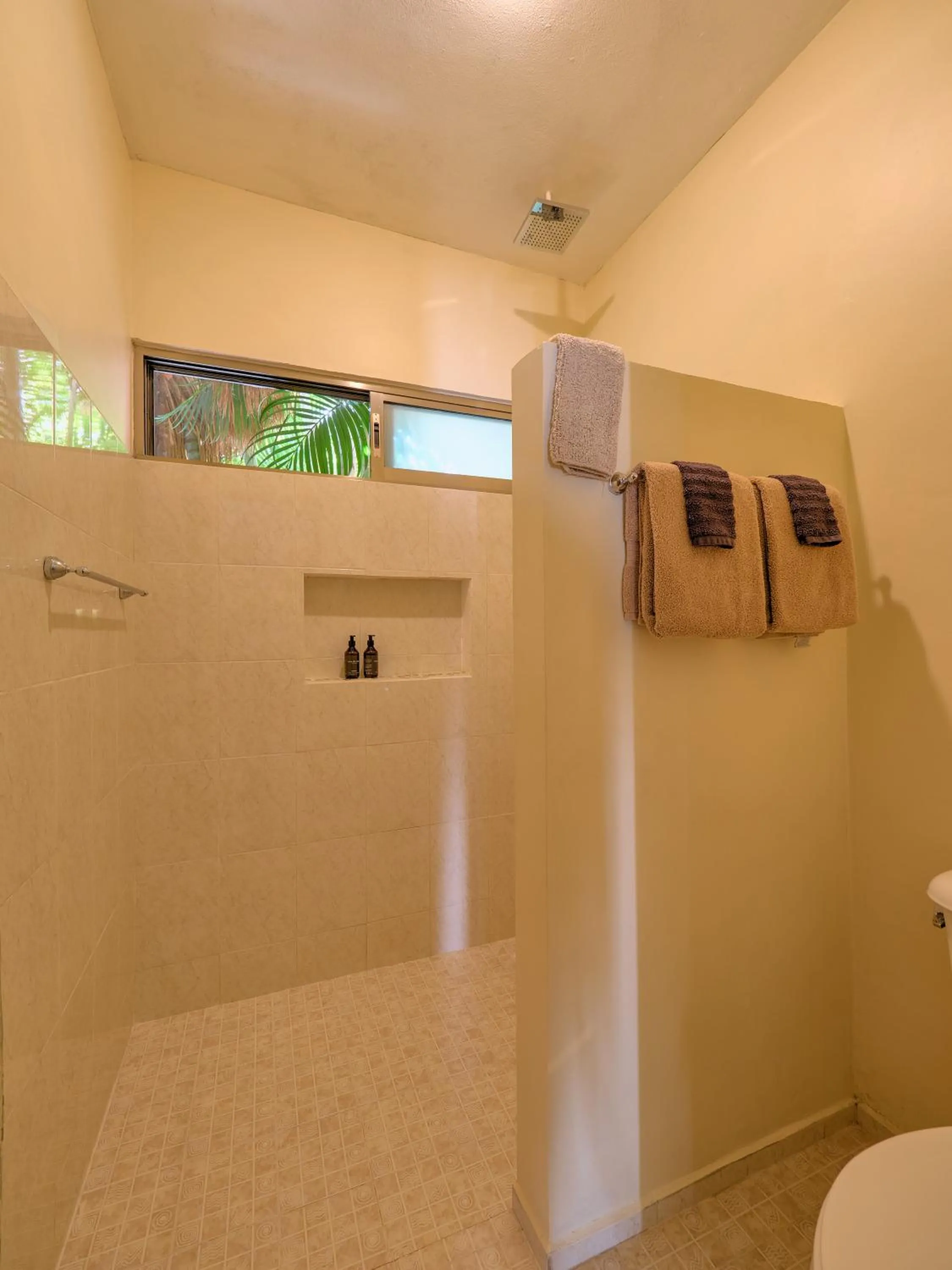 Shower in Casa Del Maya Bed & Breakfast