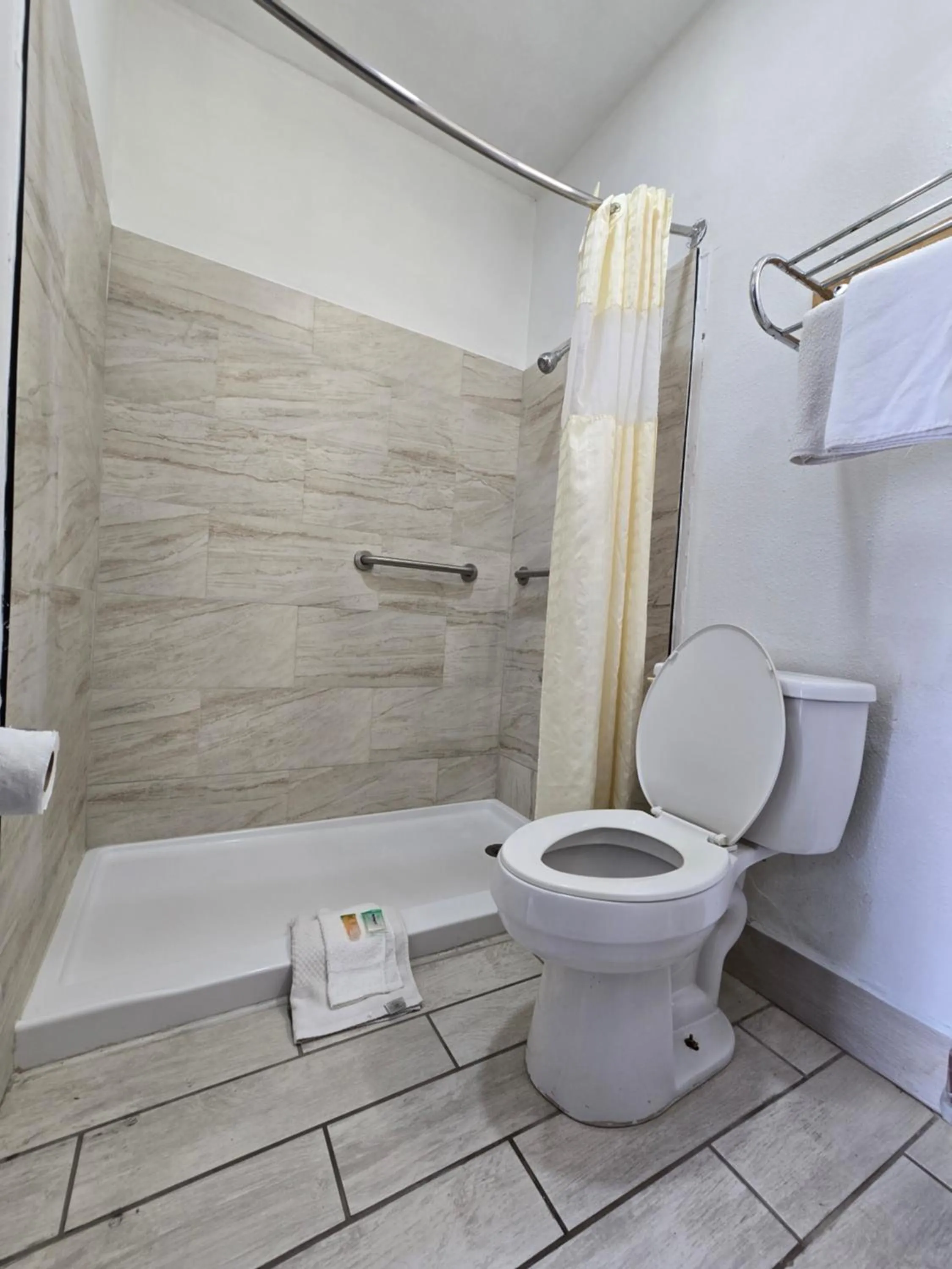 Bathroom in Executive Inn Laguna Vista