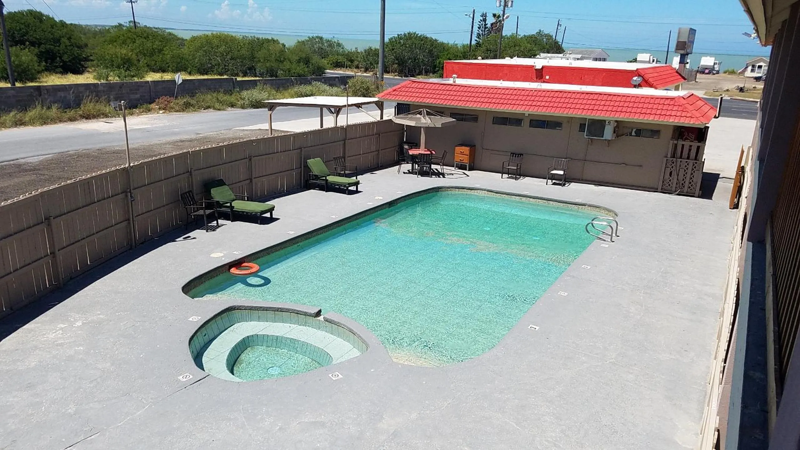 Swimming pool in Executive Inn Laguna Vista