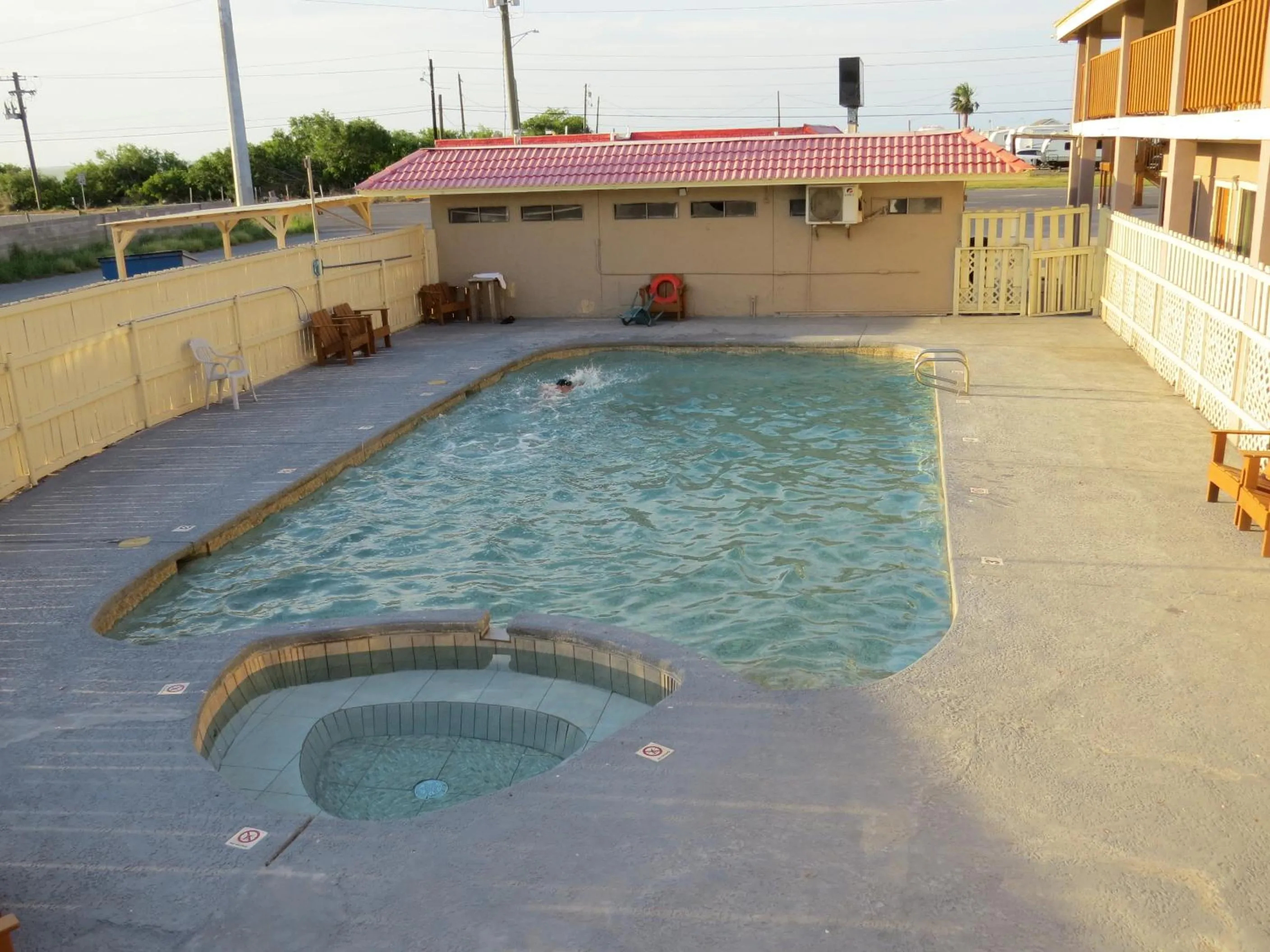 Swimming pool in Executive Inn Laguna Vista