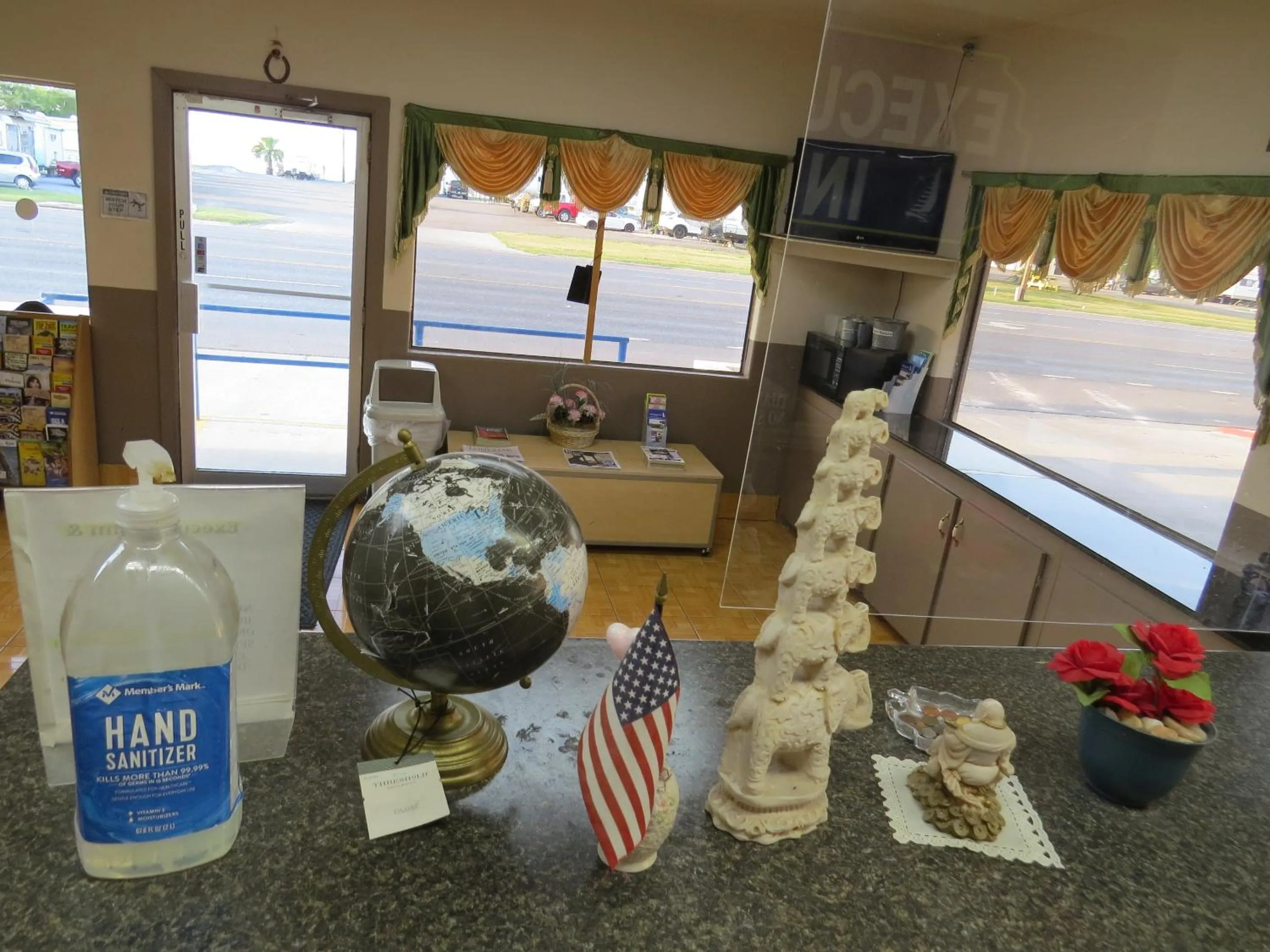 Property building in Executive Inn Laguna Vista