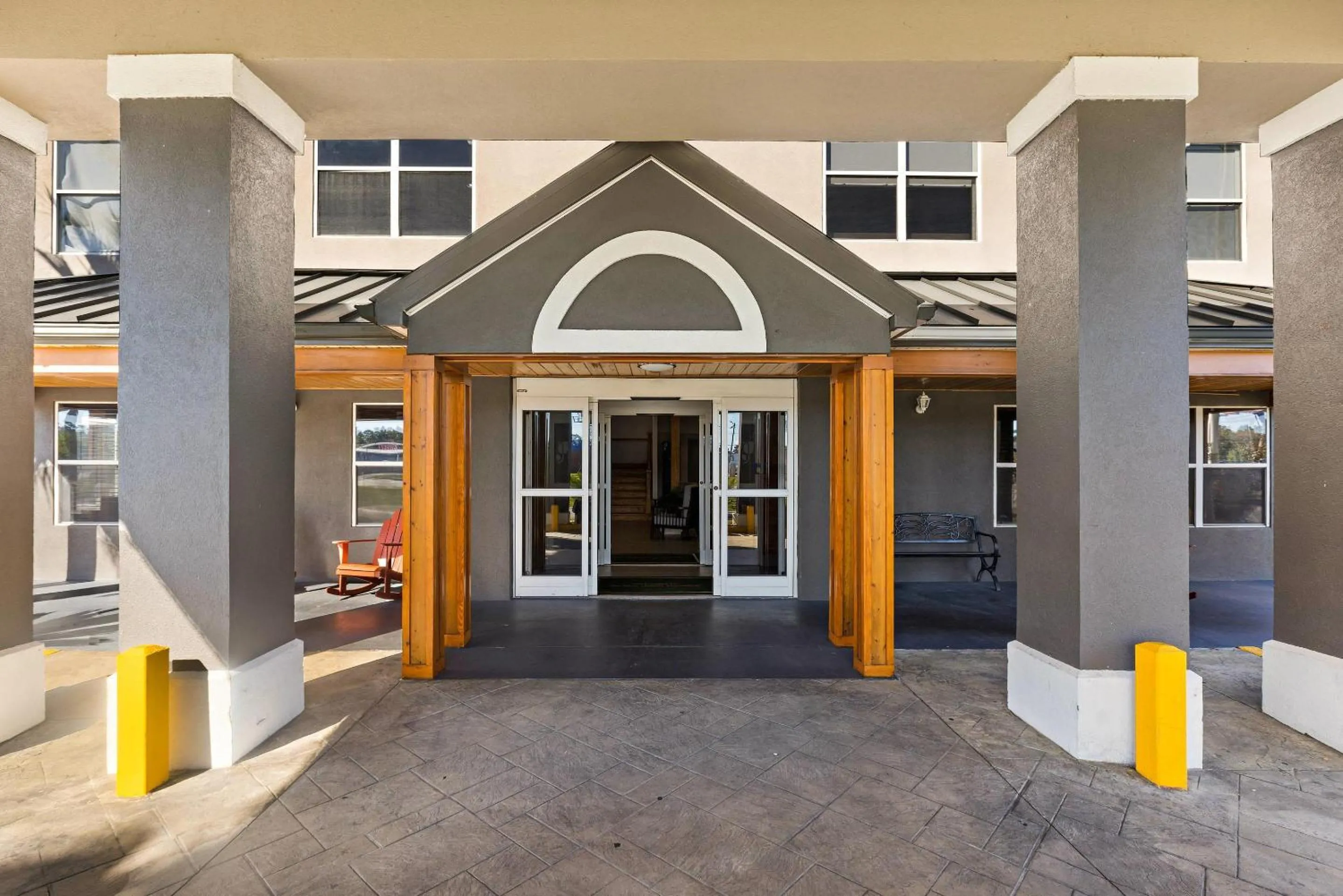 Property building in Country Inn & Suites by Radisson, Hinesville, GA