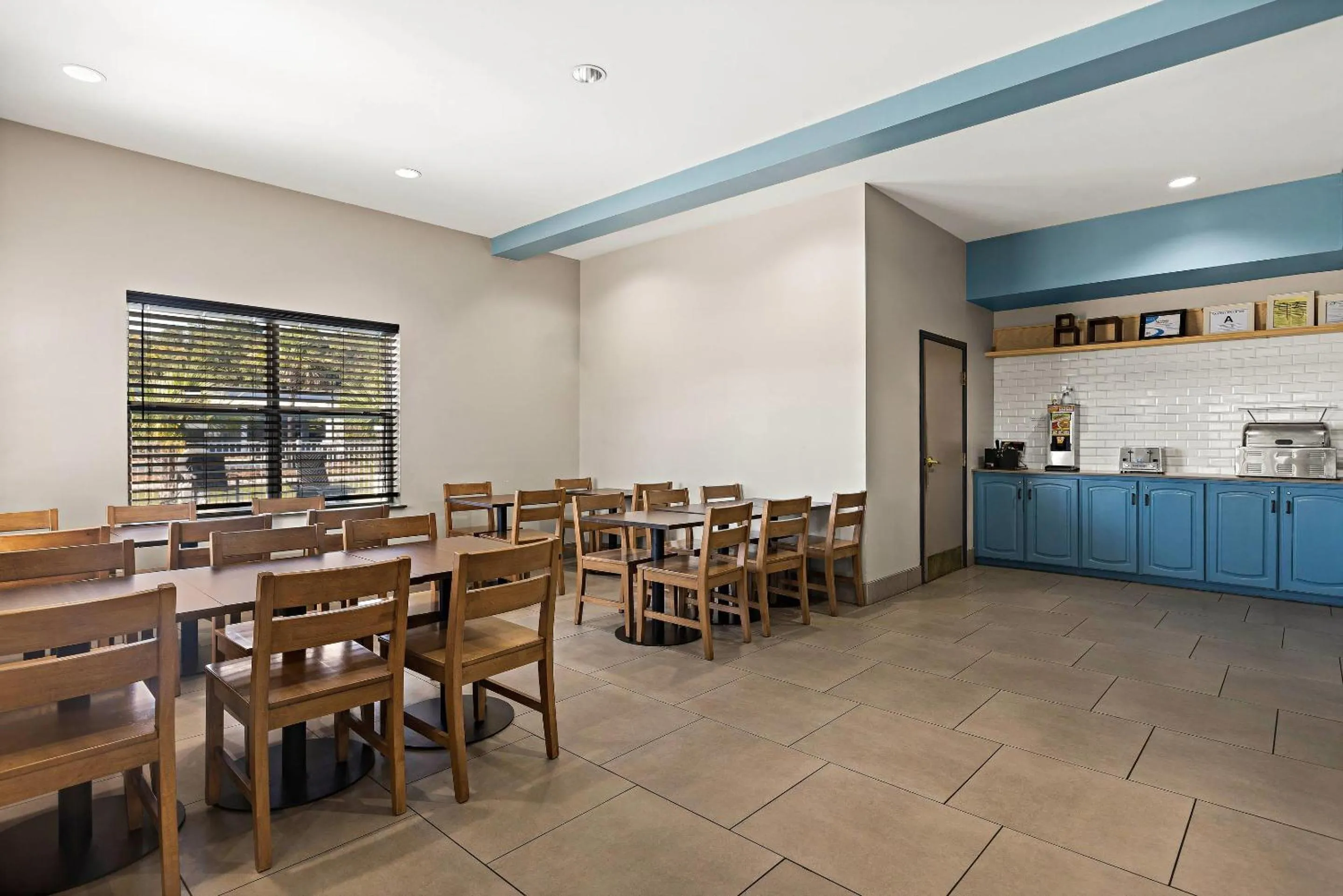 Breakfast in Country Inn & Suites by Radisson, Hinesville, GA