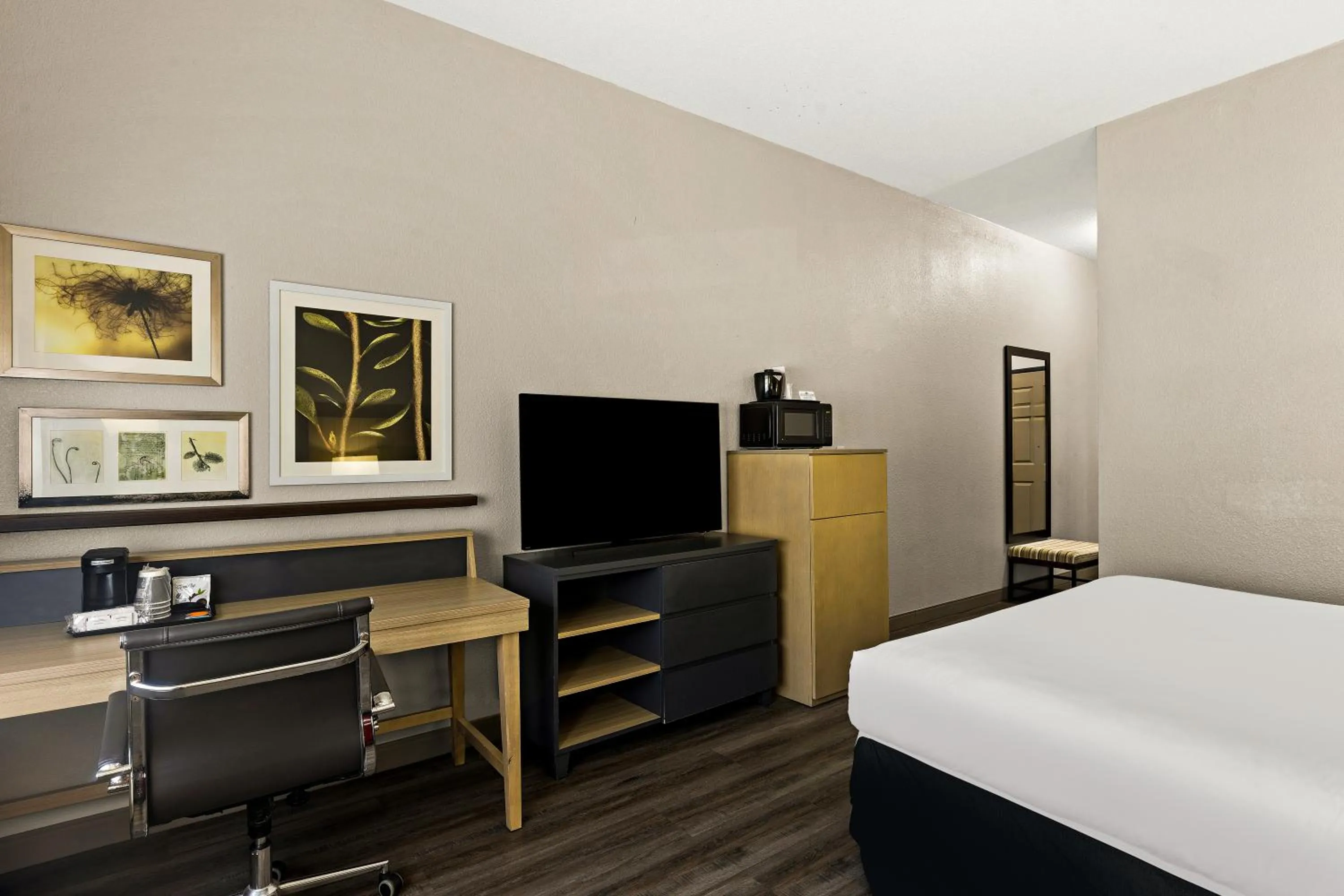 Bed in Country Inn & Suites by Radisson, Hinesville, GA