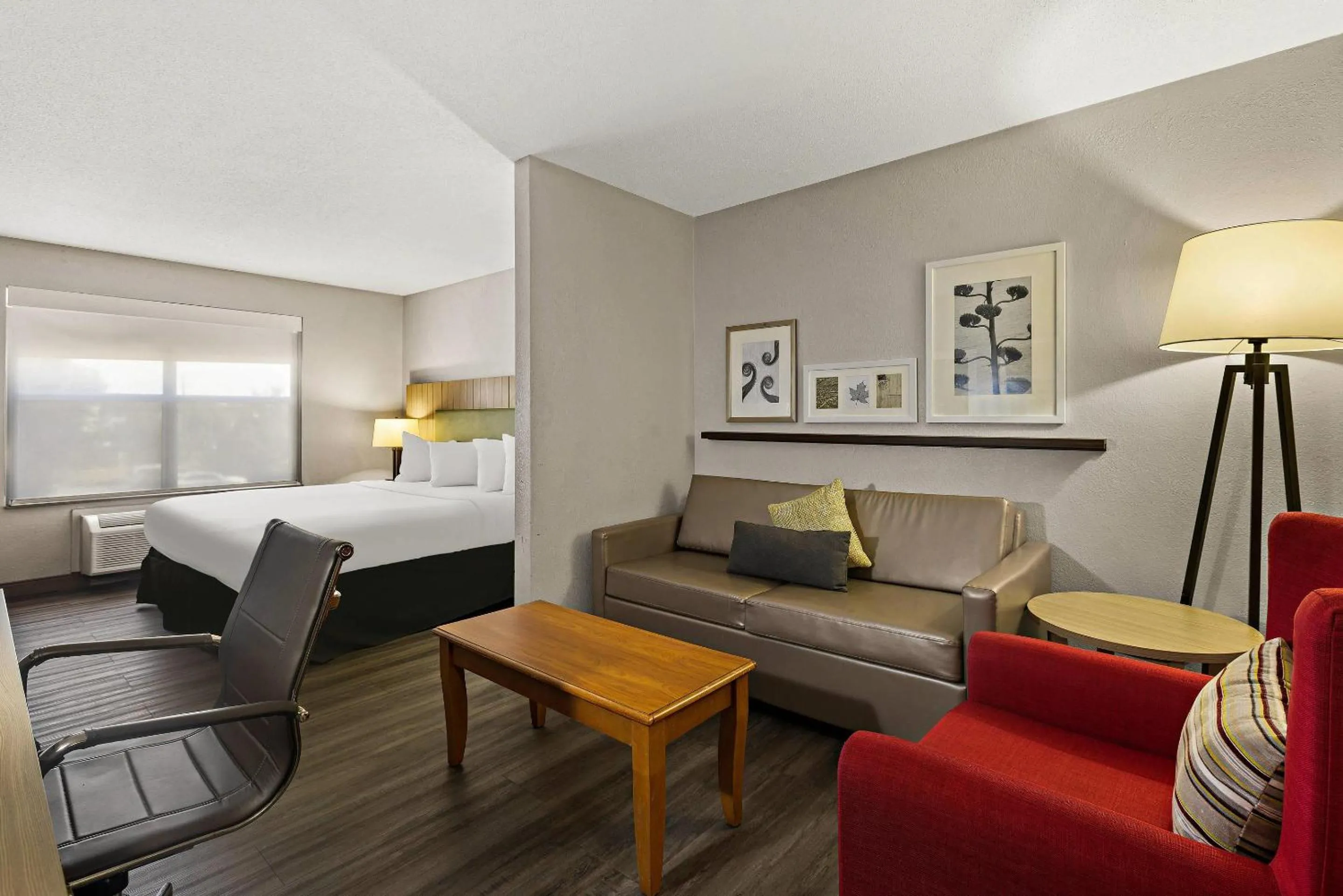 Bedroom, Bed in Country Inn & Suites by Radisson, Hinesville, GA