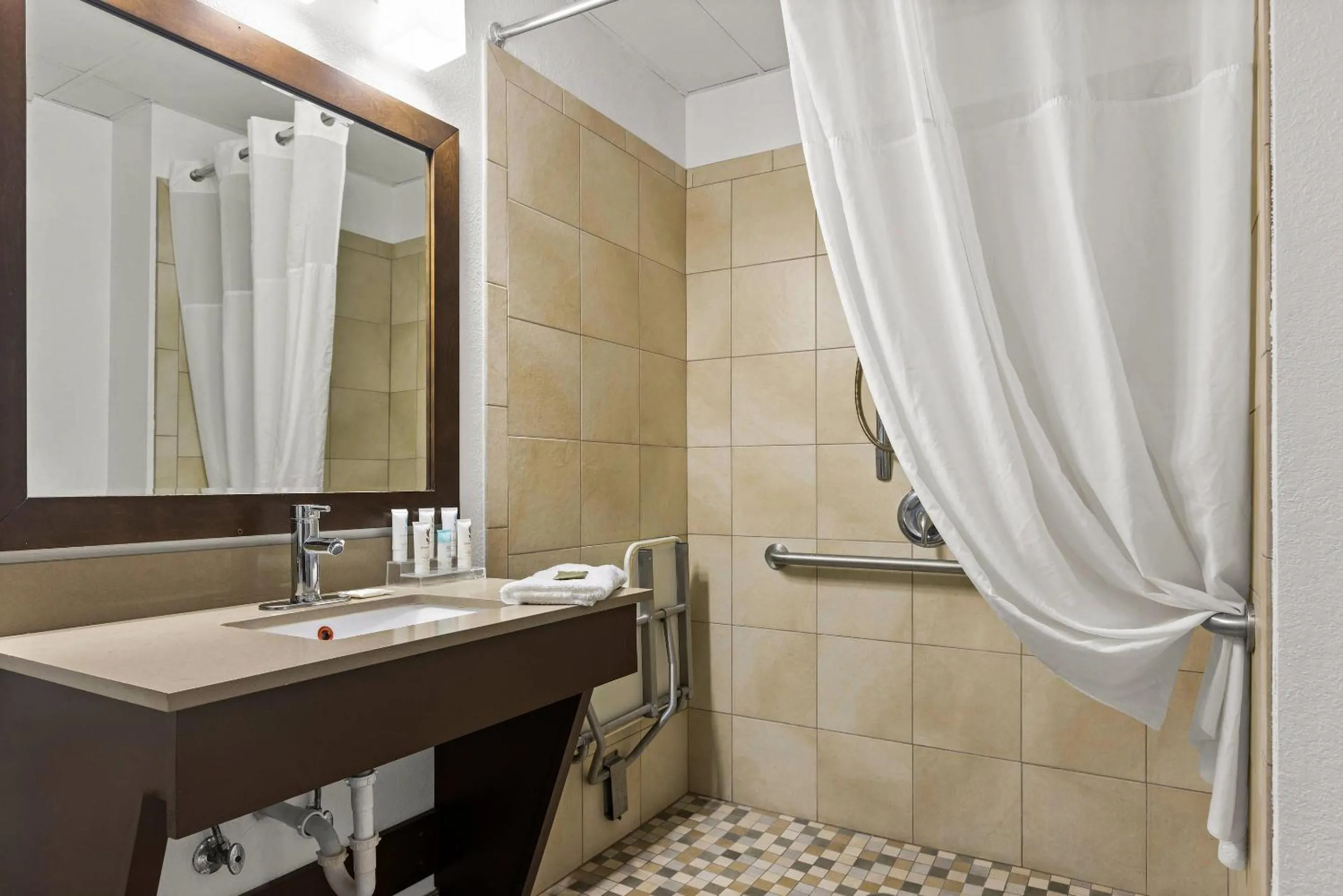 Bedroom in Country Inn & Suites by Radisson, Hinesville, GA