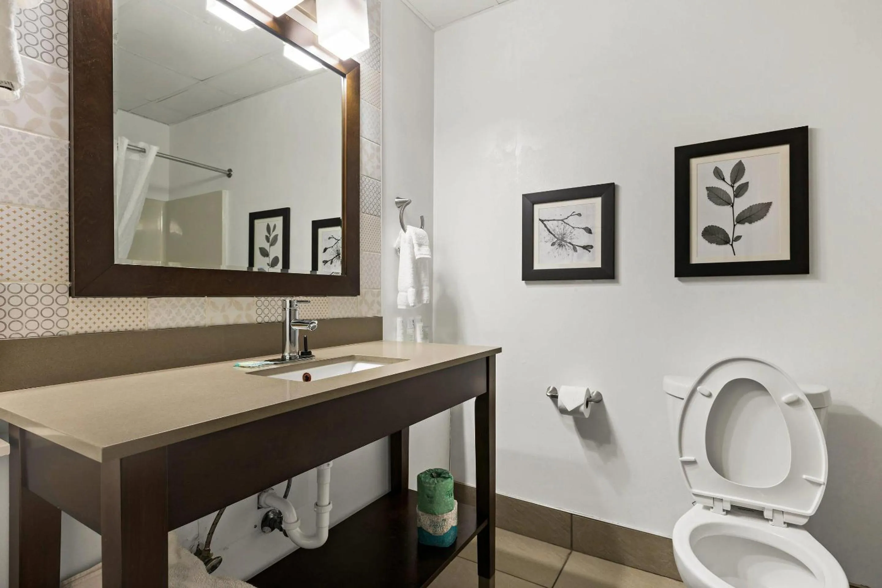 Bedroom in Country Inn & Suites by Radisson, Hinesville, GA