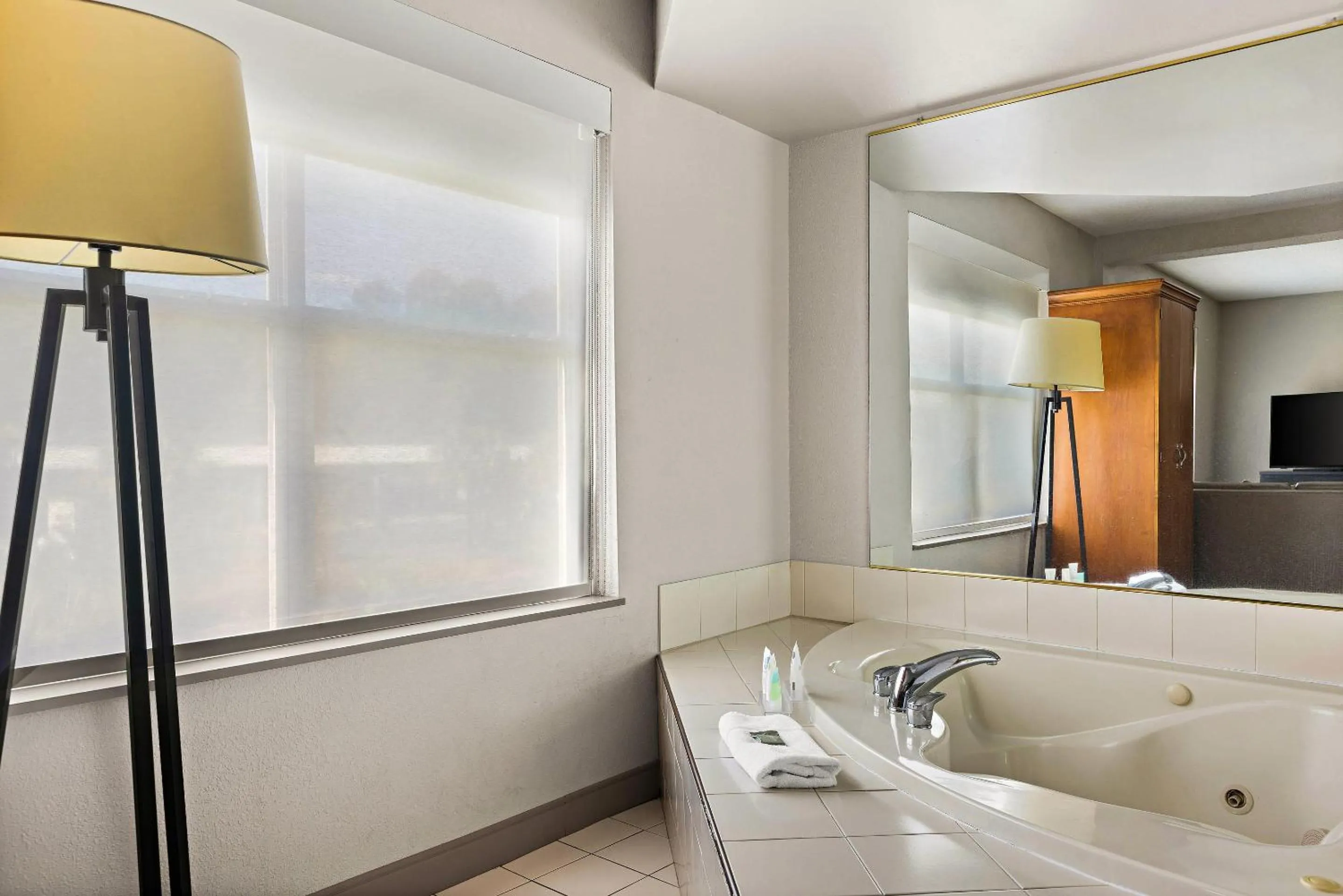 Bedroom in Country Inn & Suites by Radisson, Hinesville, GA