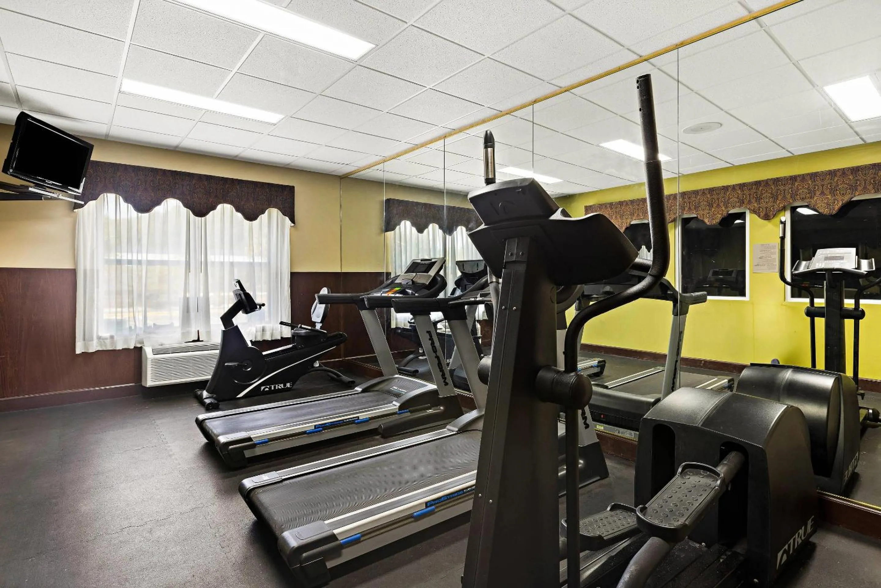 Fitness centre/facilities in Country Inn & Suites by Radisson, Hinesville, GA