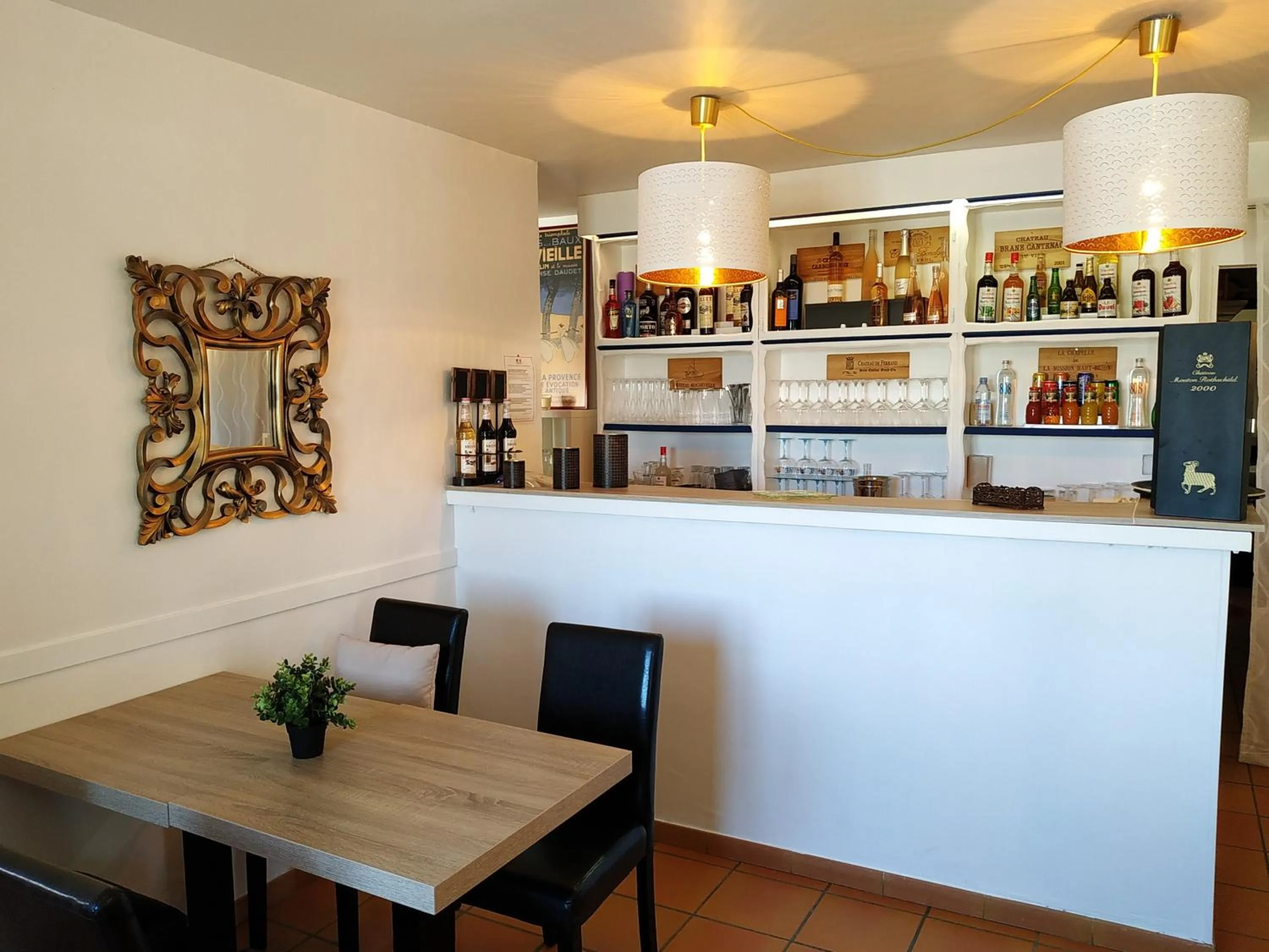 Lounge or bar in Hôtel Le Mas Des Amandiers