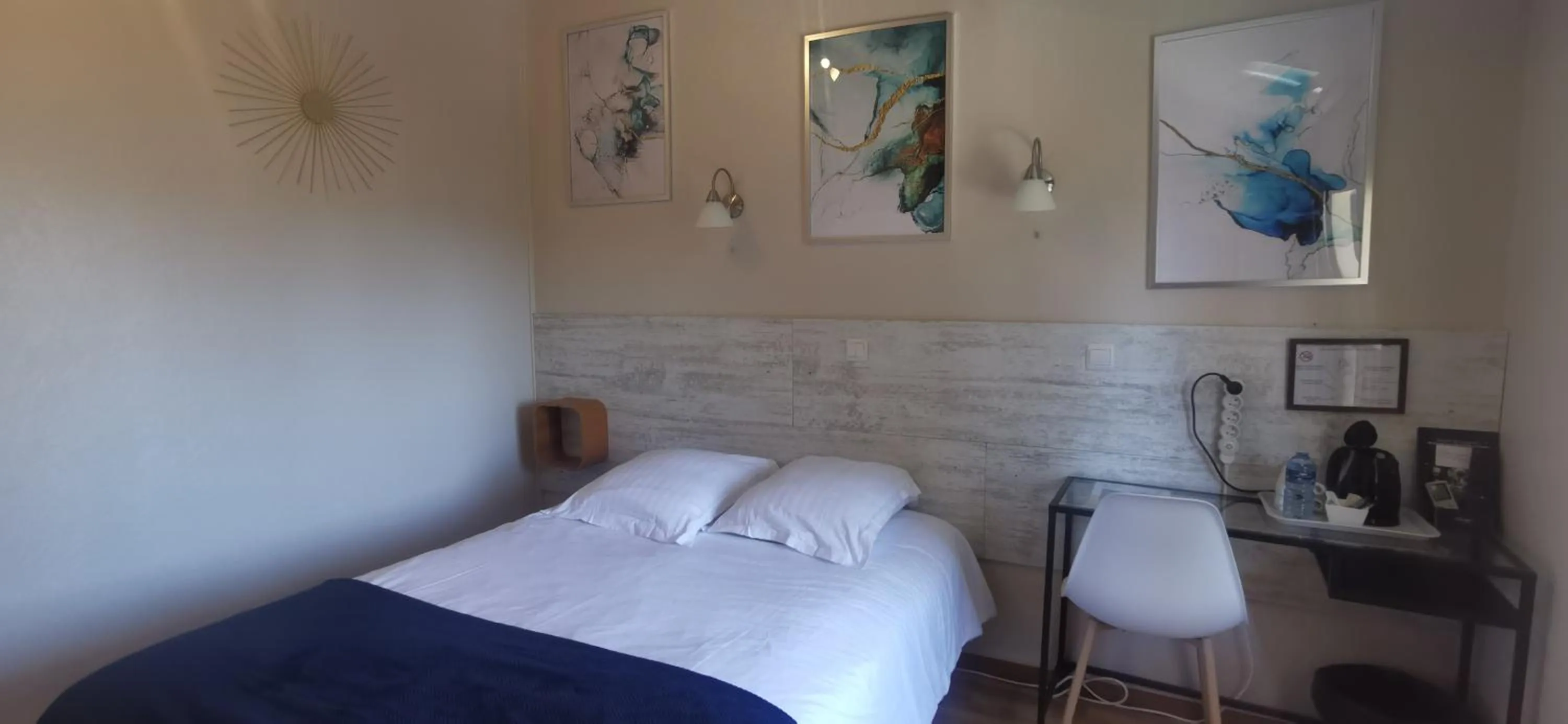 Bed in Hôtel Le Mas Des Amandiers