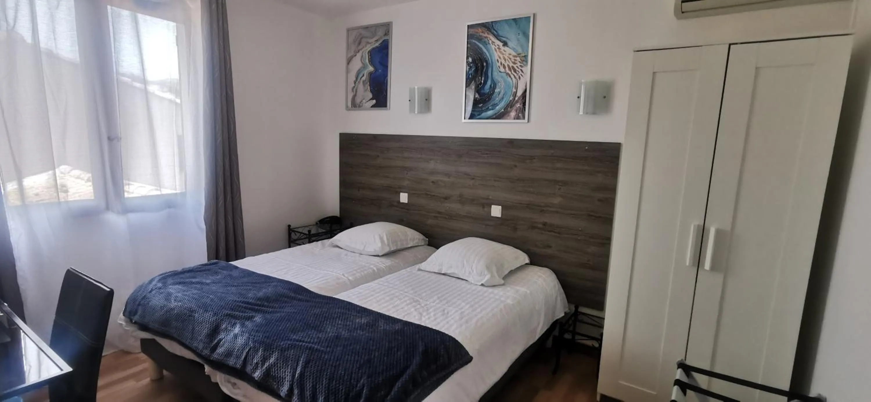 Bed in Hôtel Le Mas Des Amandiers