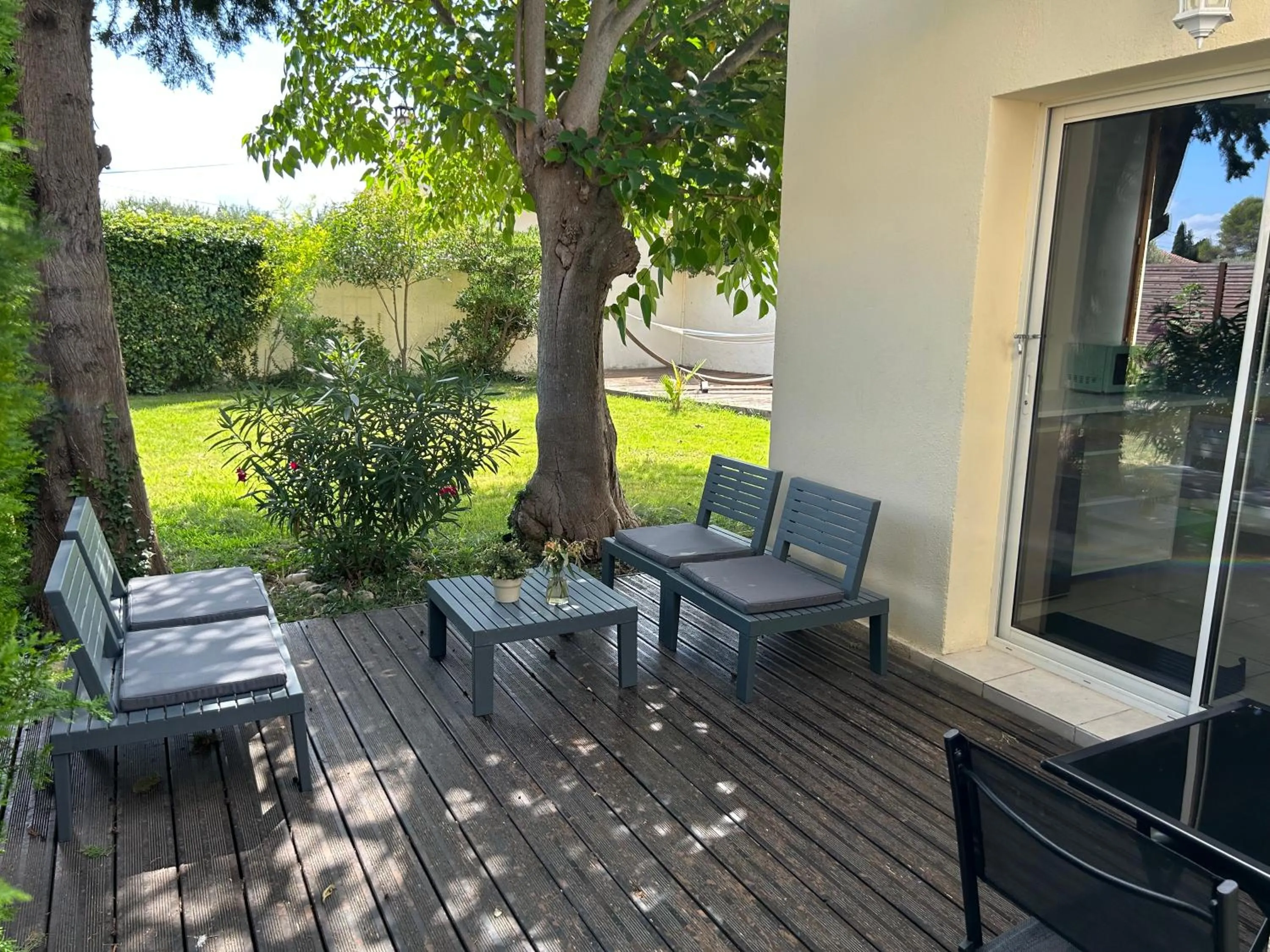 Patio in Hôtel Le Mas Des Amandiers
