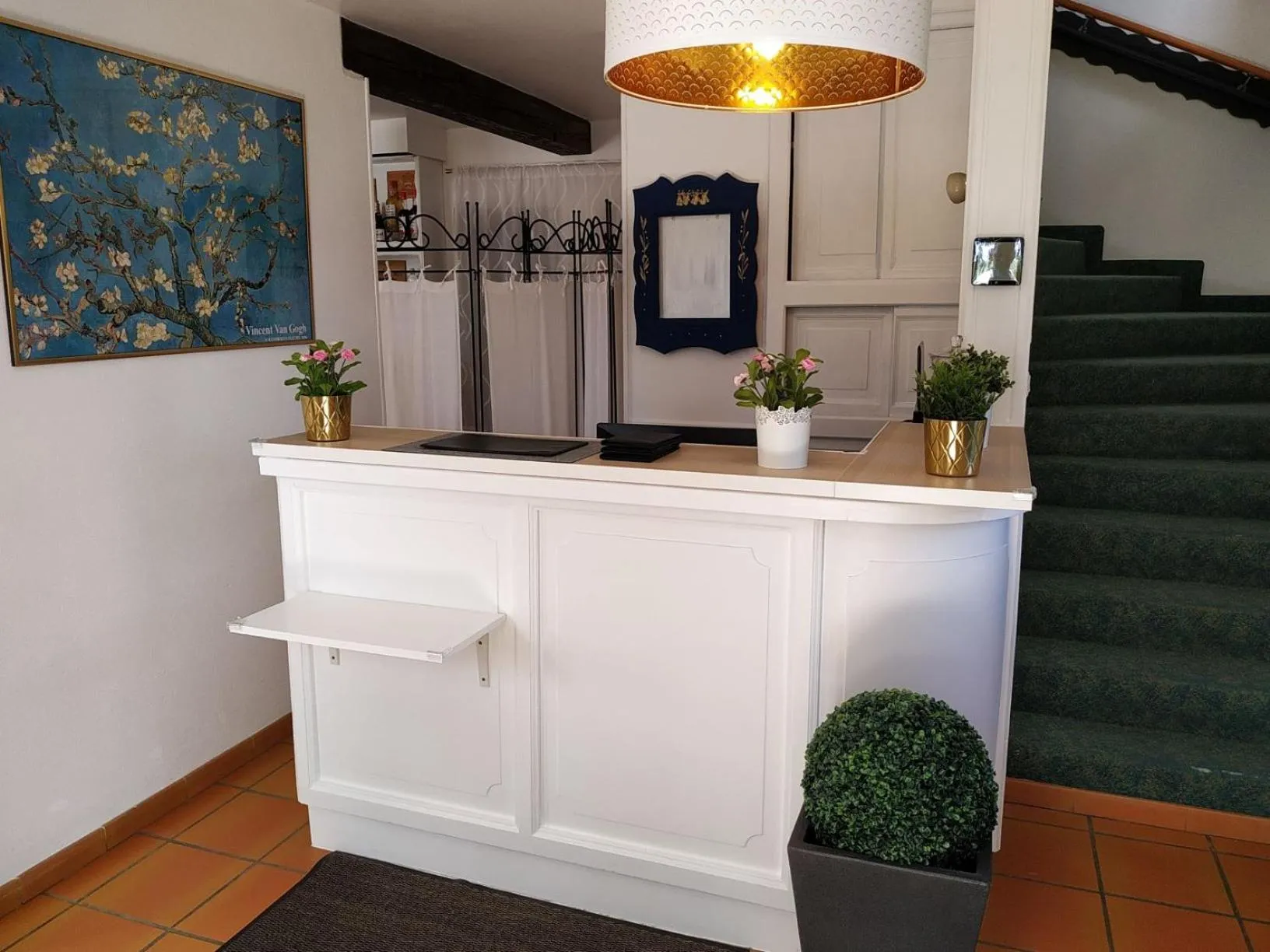 Lobby or reception in Hôtel Le Mas Des Amandiers