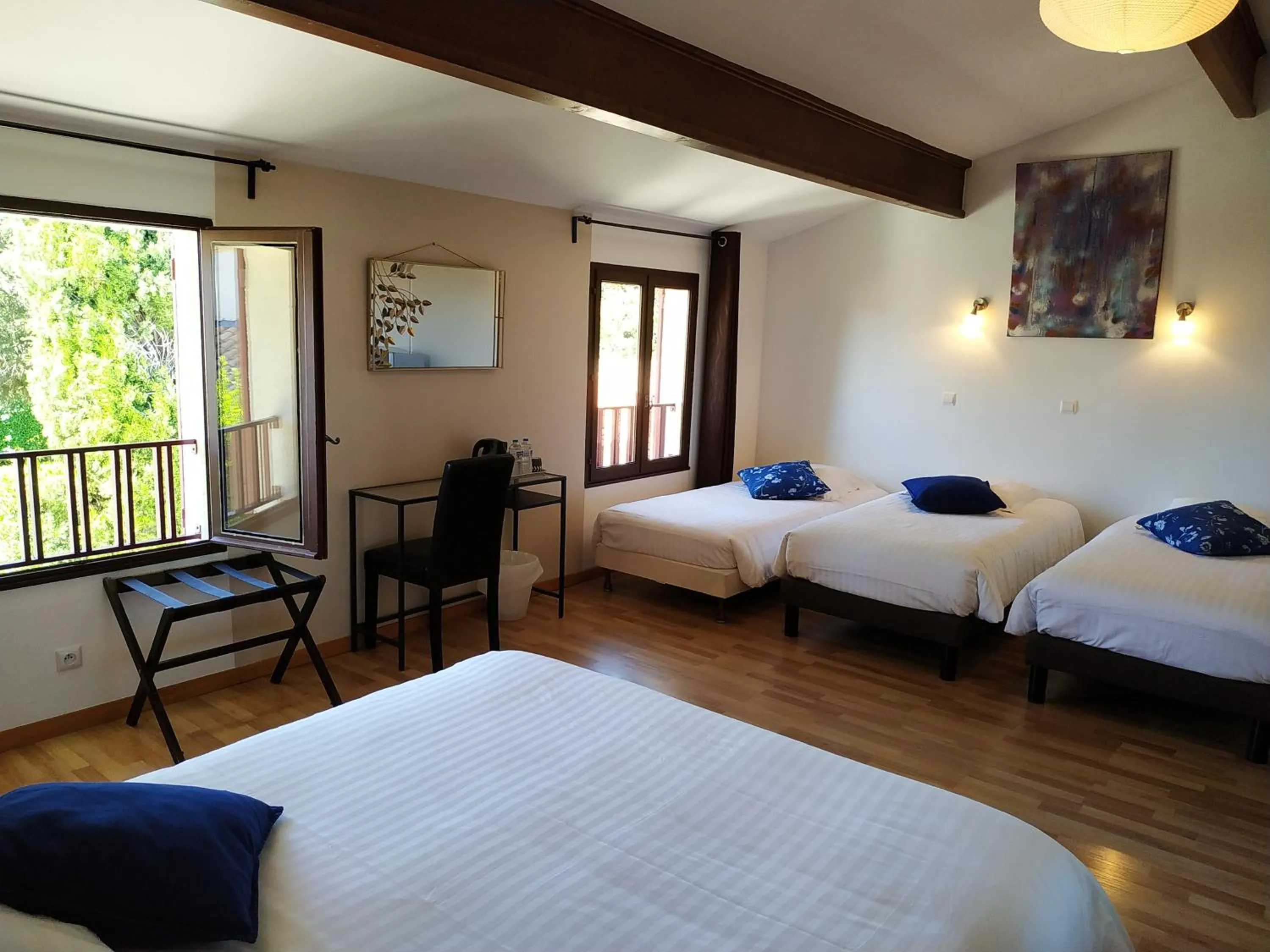 Bed in Hôtel Le Mas Des Amandiers