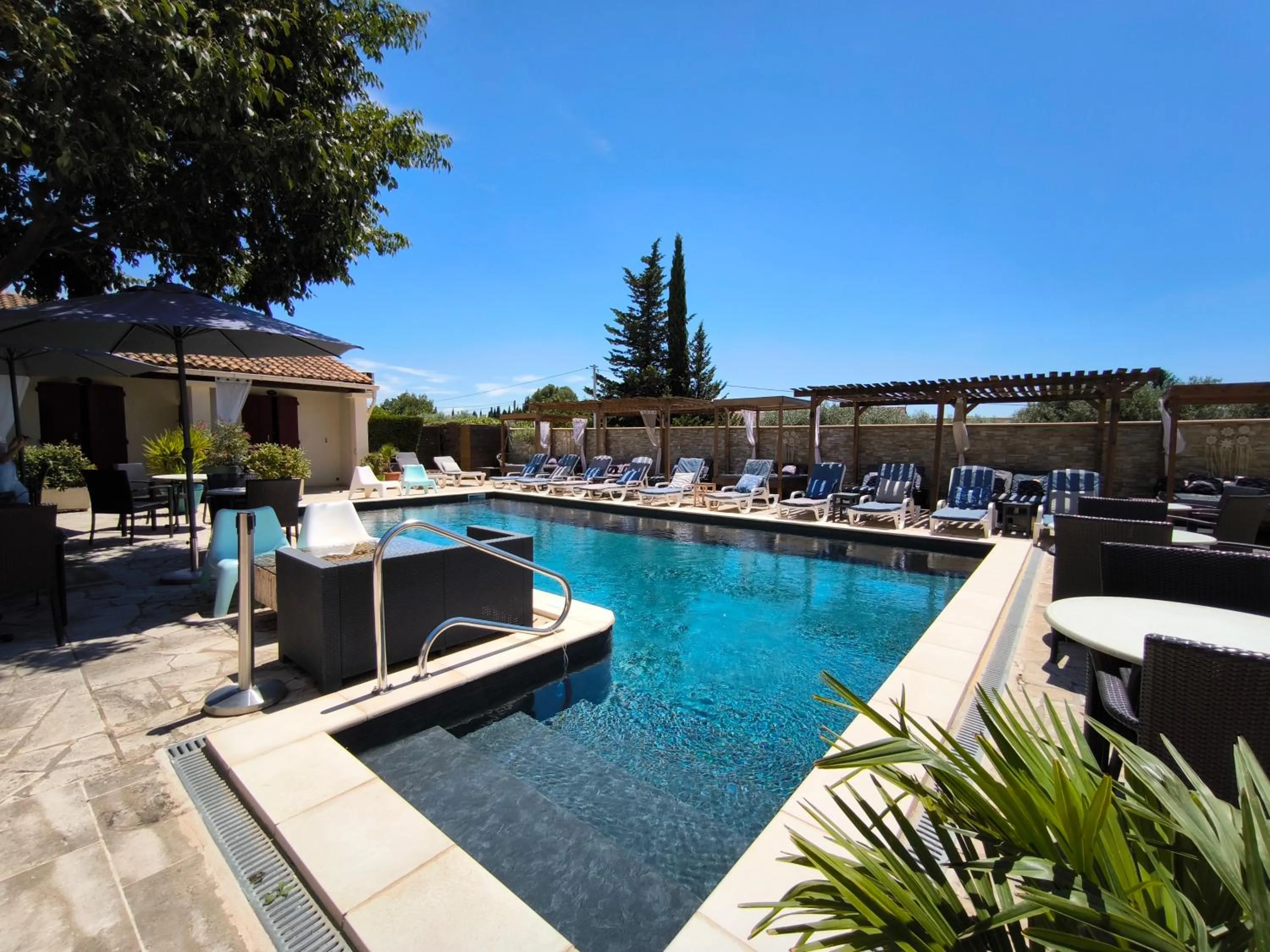 Patio in Hôtel Le Mas Des Amandiers