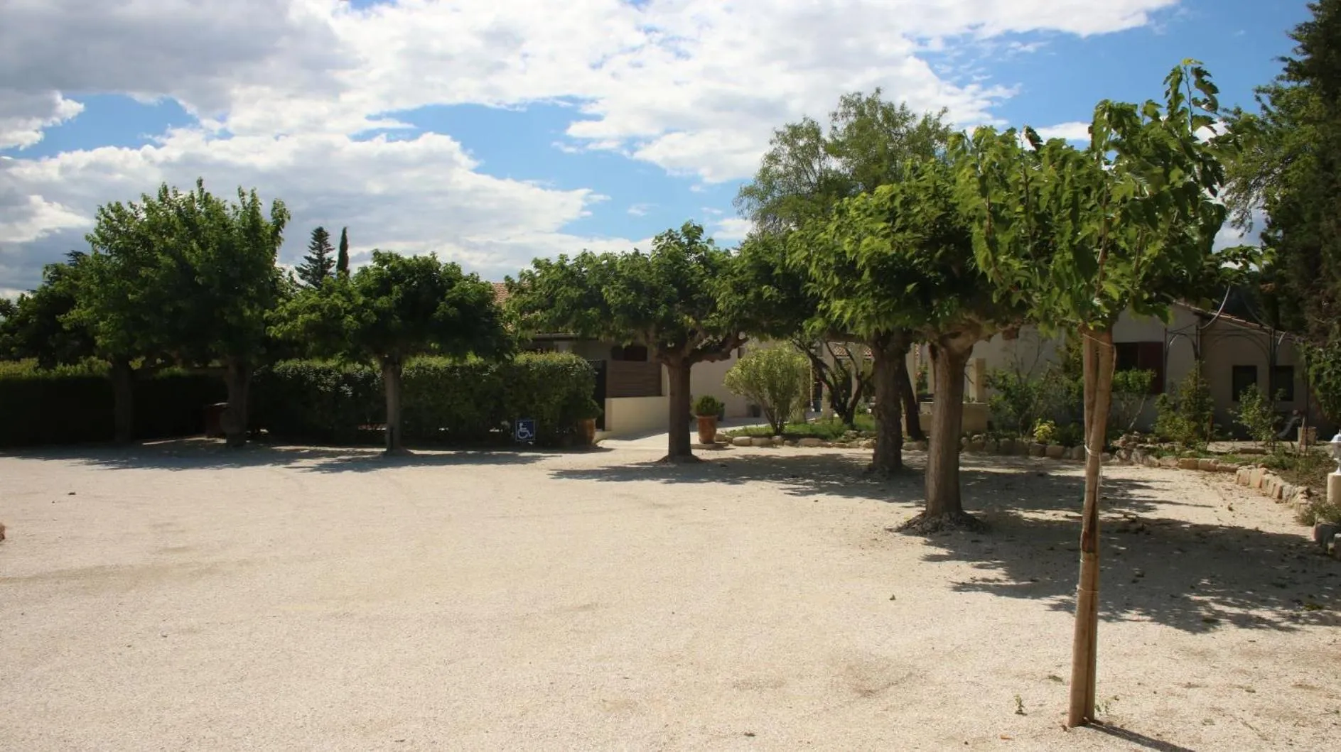 Facade/entrance in Hôtel Le Mas Des Amandiers