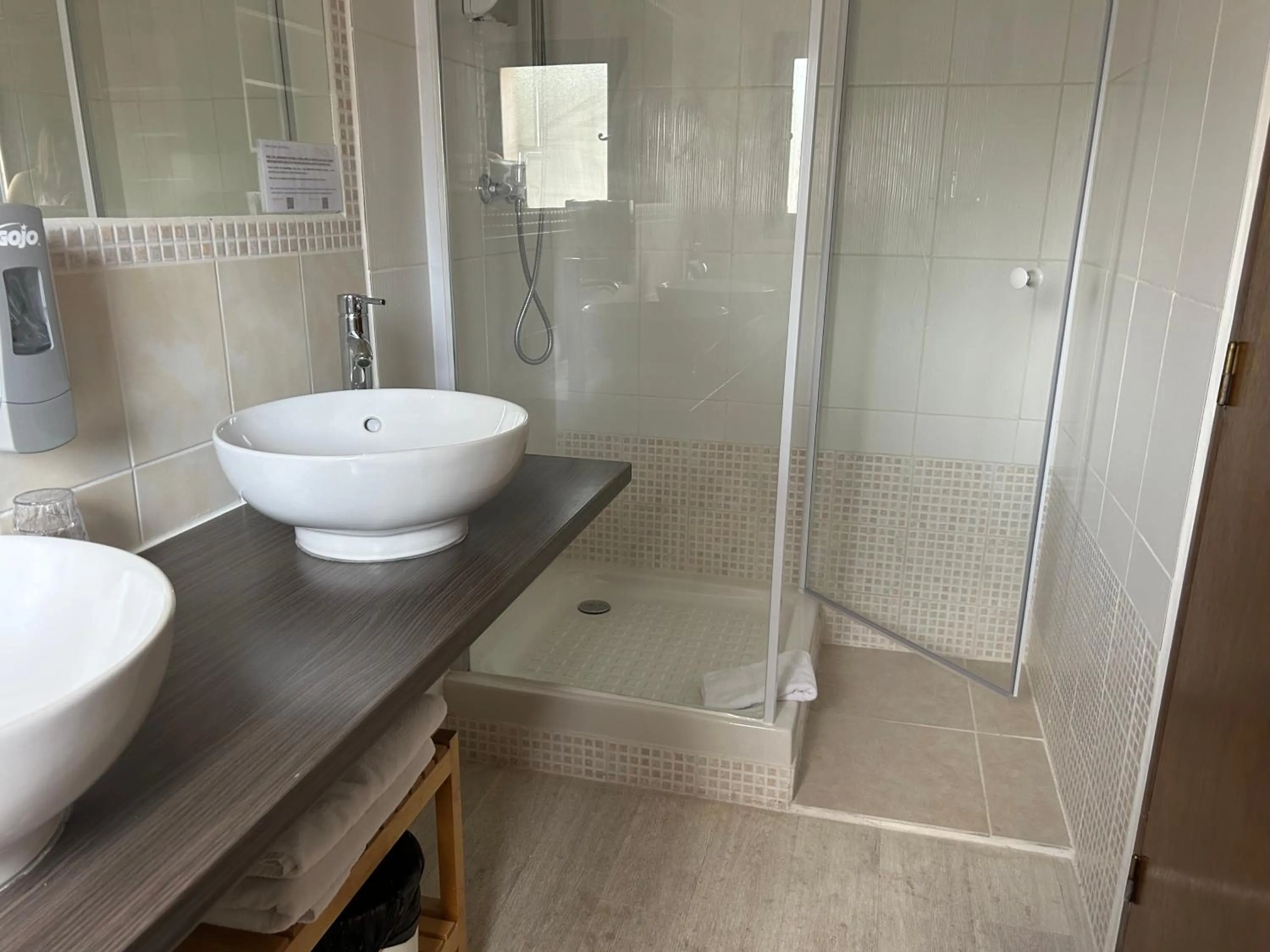 Bathroom in Hôtel Le Mas Des Amandiers