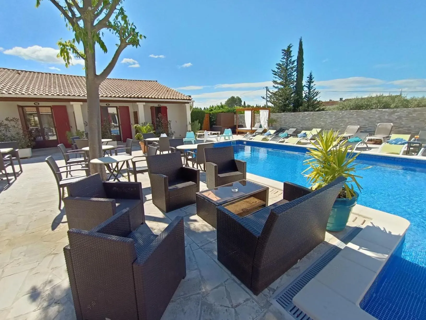 Patio in Hôtel Le Mas Des Amandiers