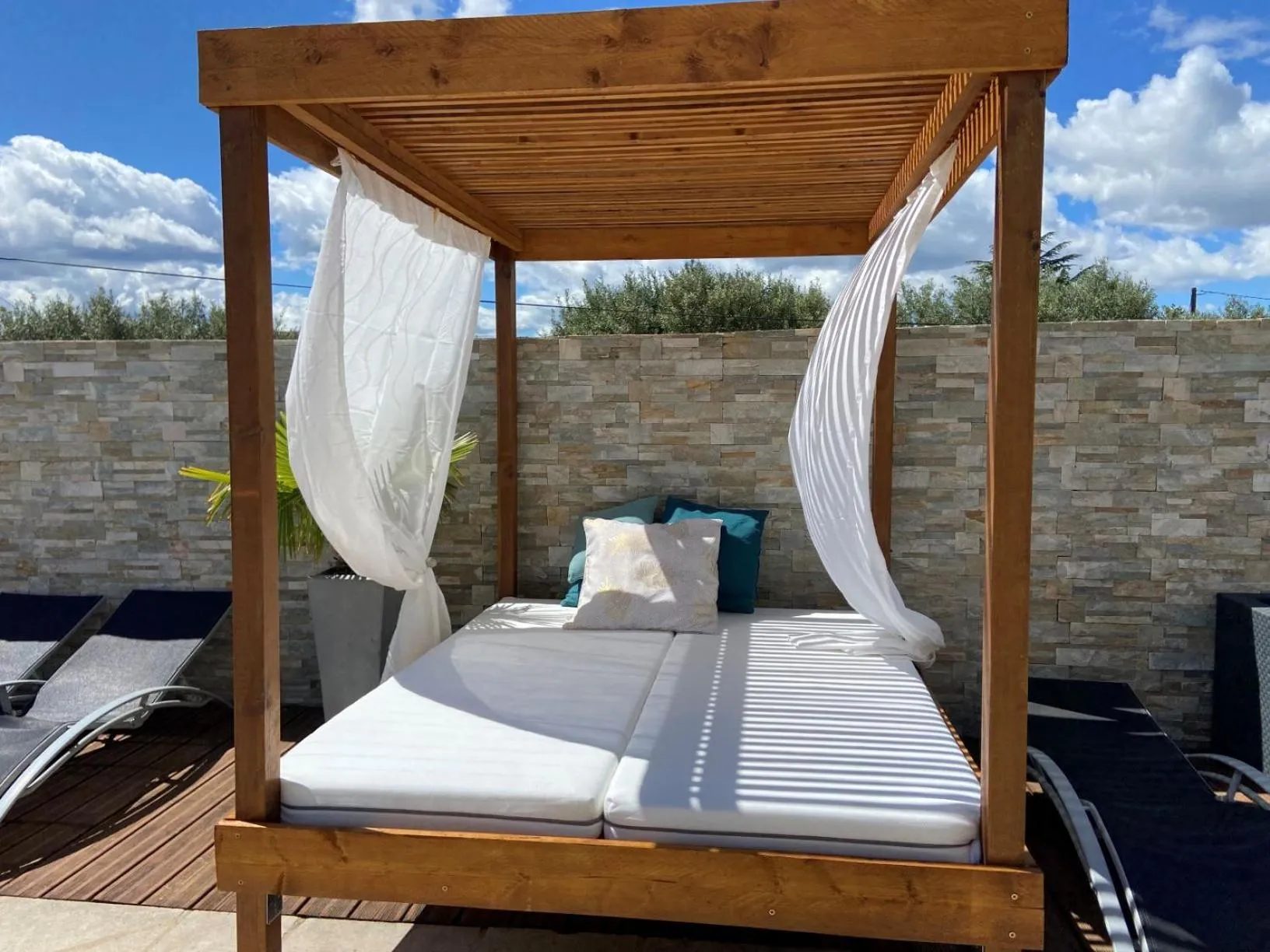 Patio, Bed in Hôtel Le Mas Des Amandiers
