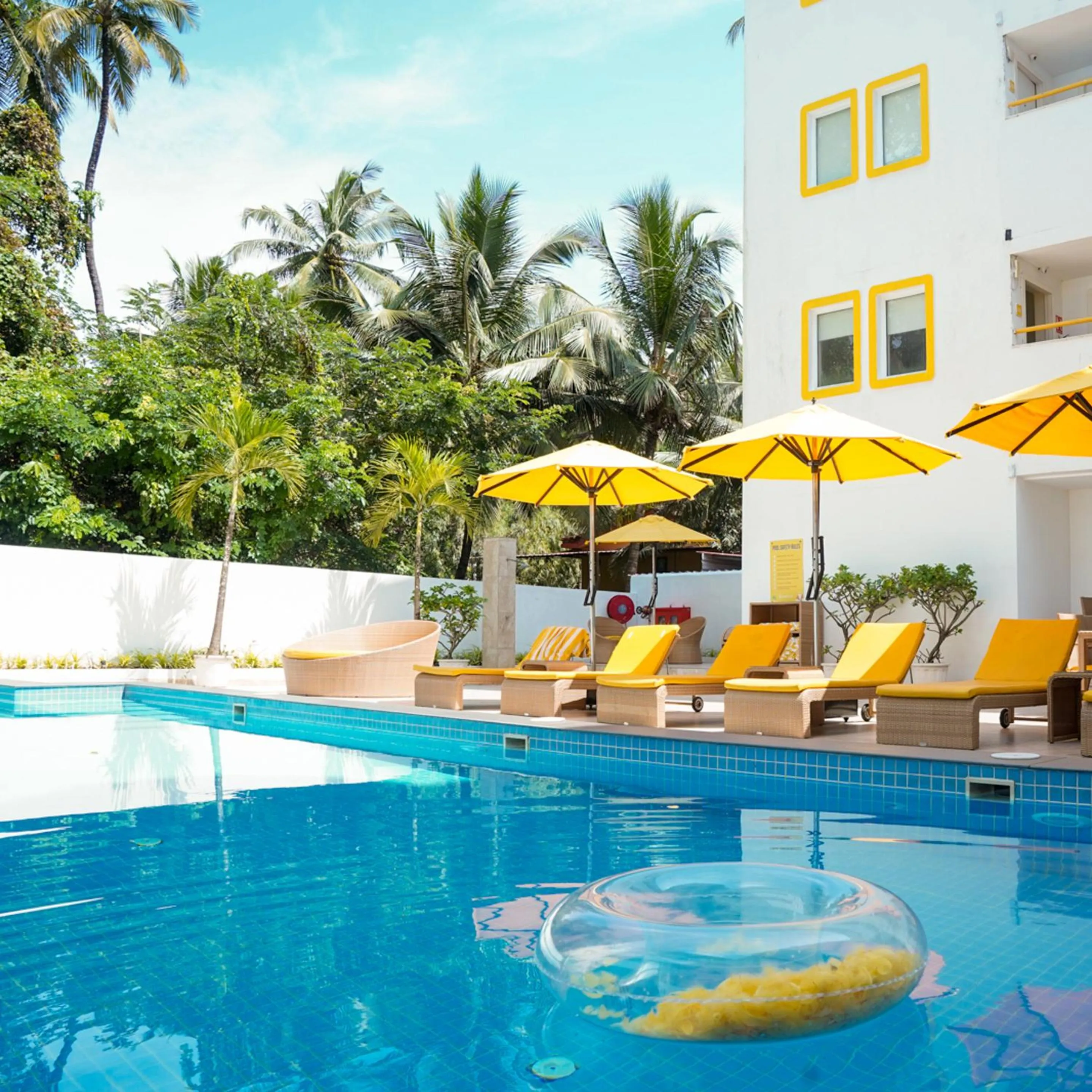 Swimming pool in Bloomrooms Calangute