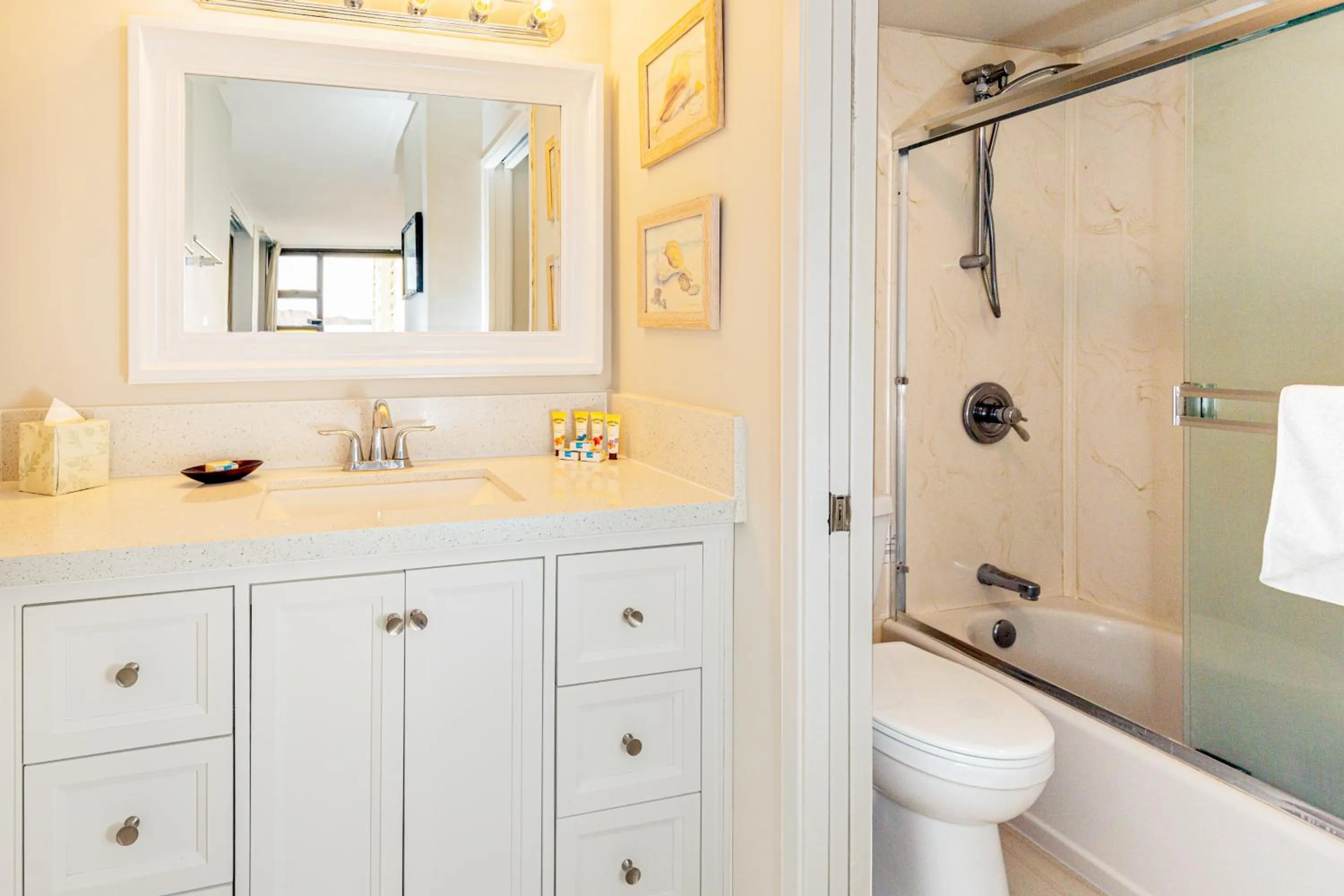 Bathroom in Diamond Head & Ocean View Gem Near Waikiki Beach, Parking's On Us