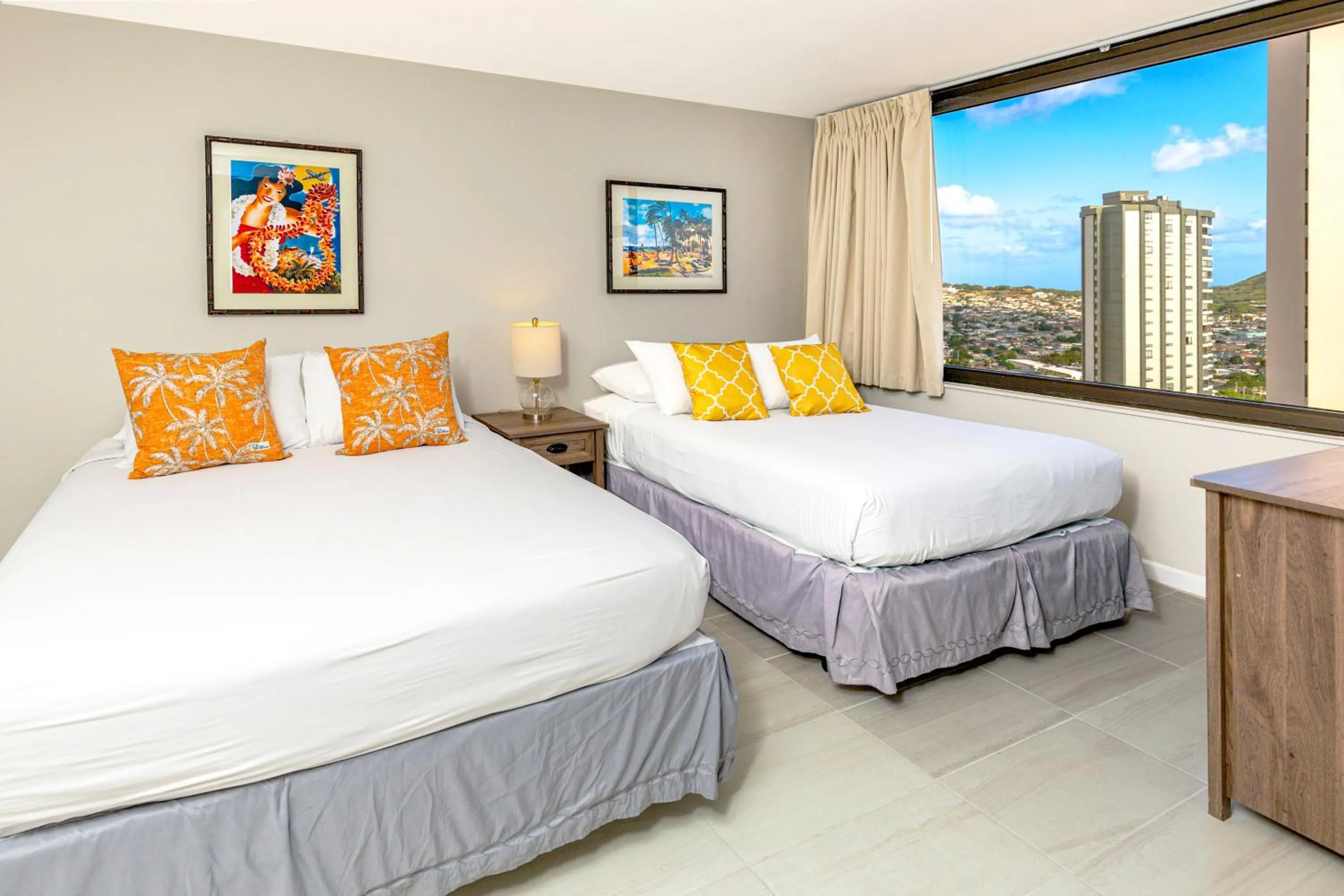 Bed in Diamond Head & Ocean View Gem Near Waikiki Beach, Parking's On Us