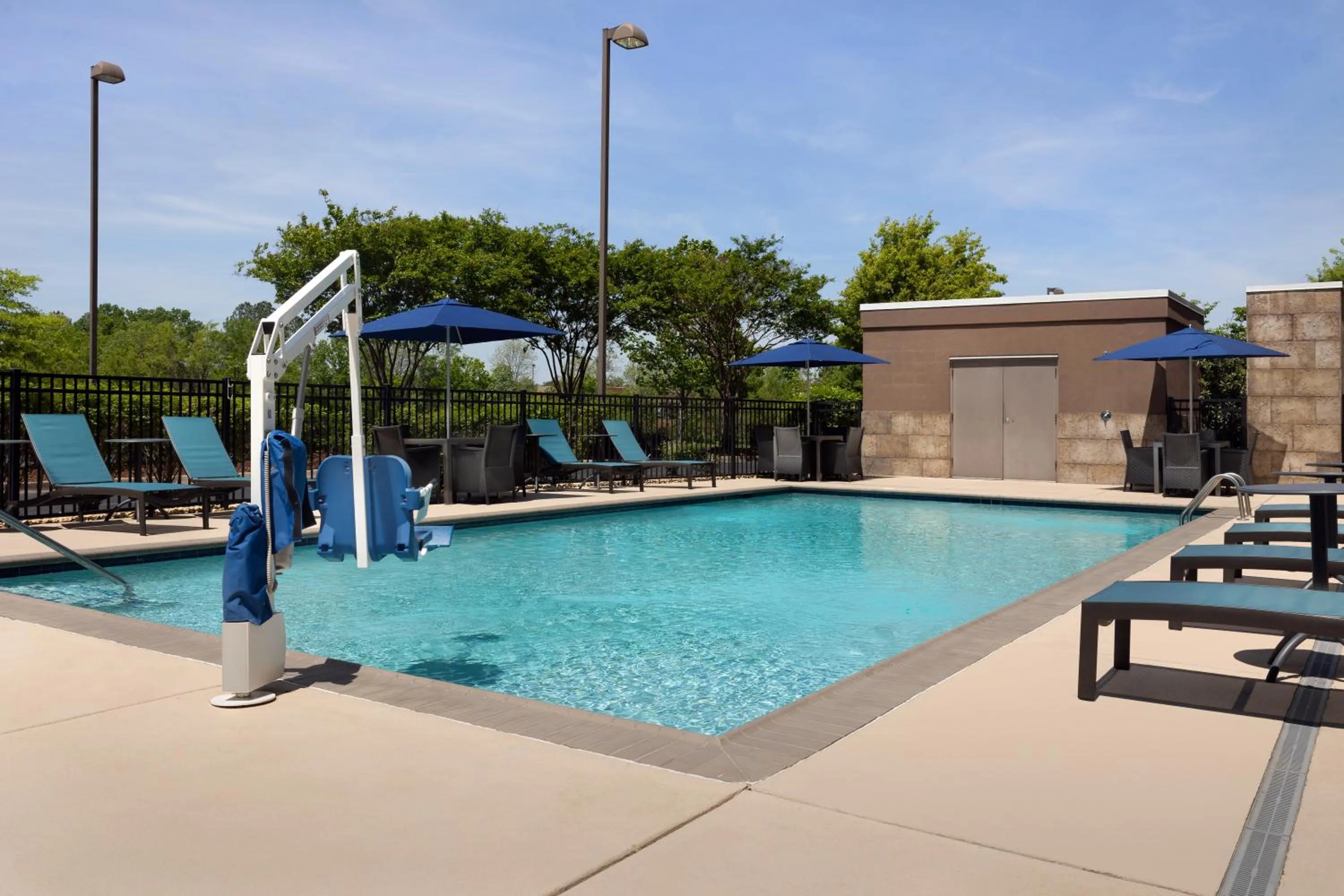 Swimming pool in Hampton Inn & Suites Huntsville Research Park Area