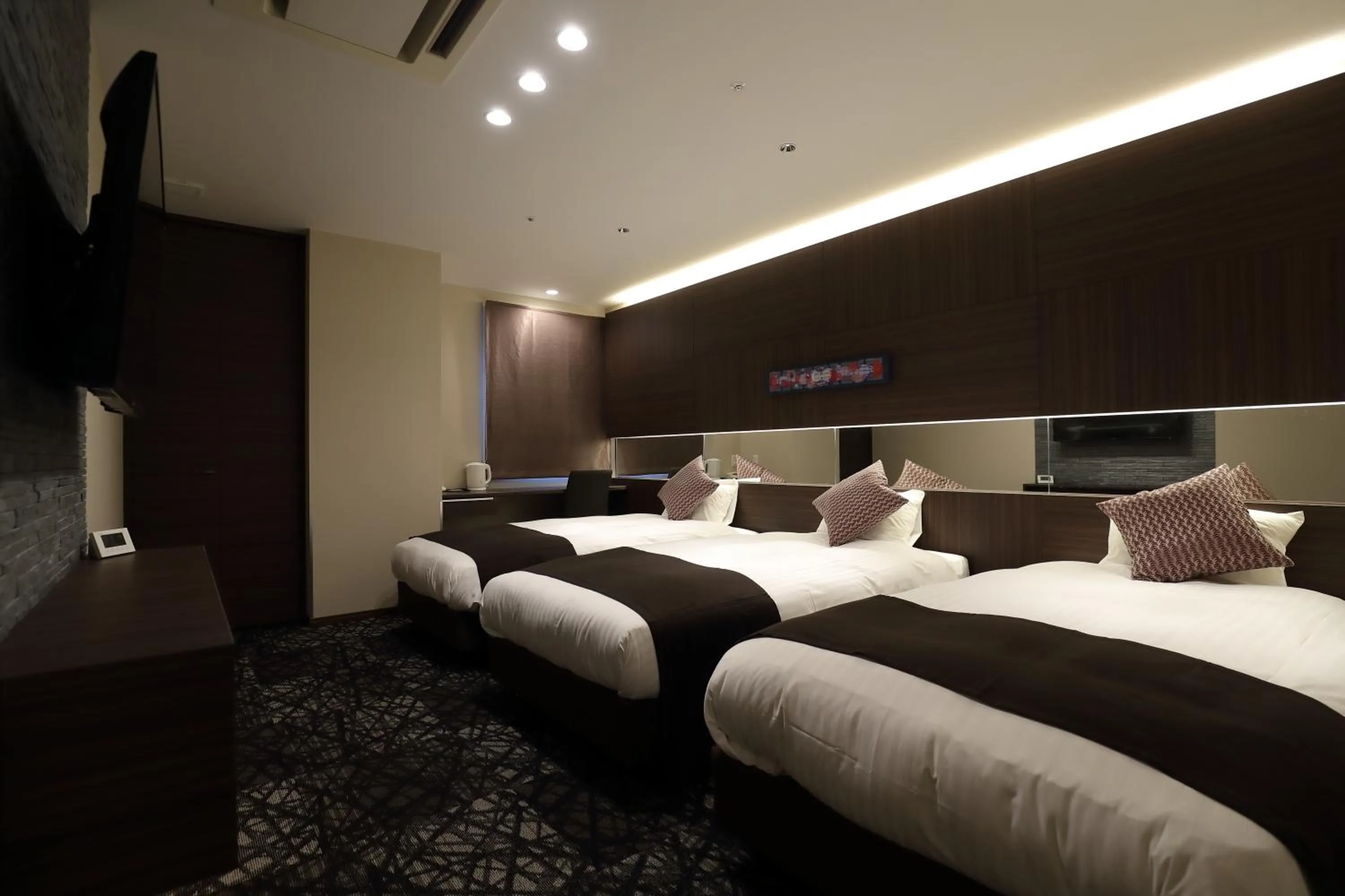 Photo of the whole room, Bed in Osaka Teikoku Hotel