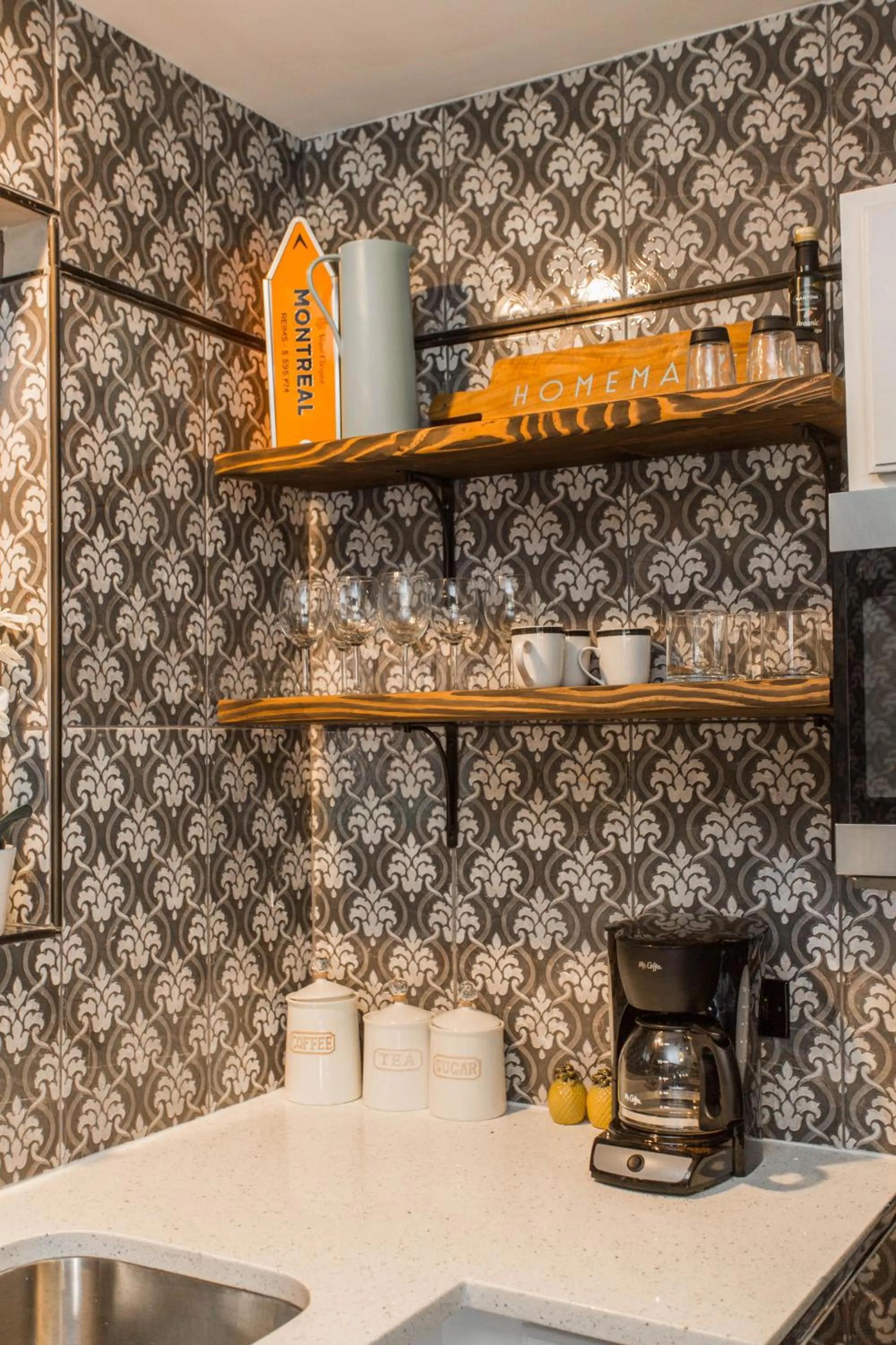 Communal kitchen in Villa Dubois Guest House