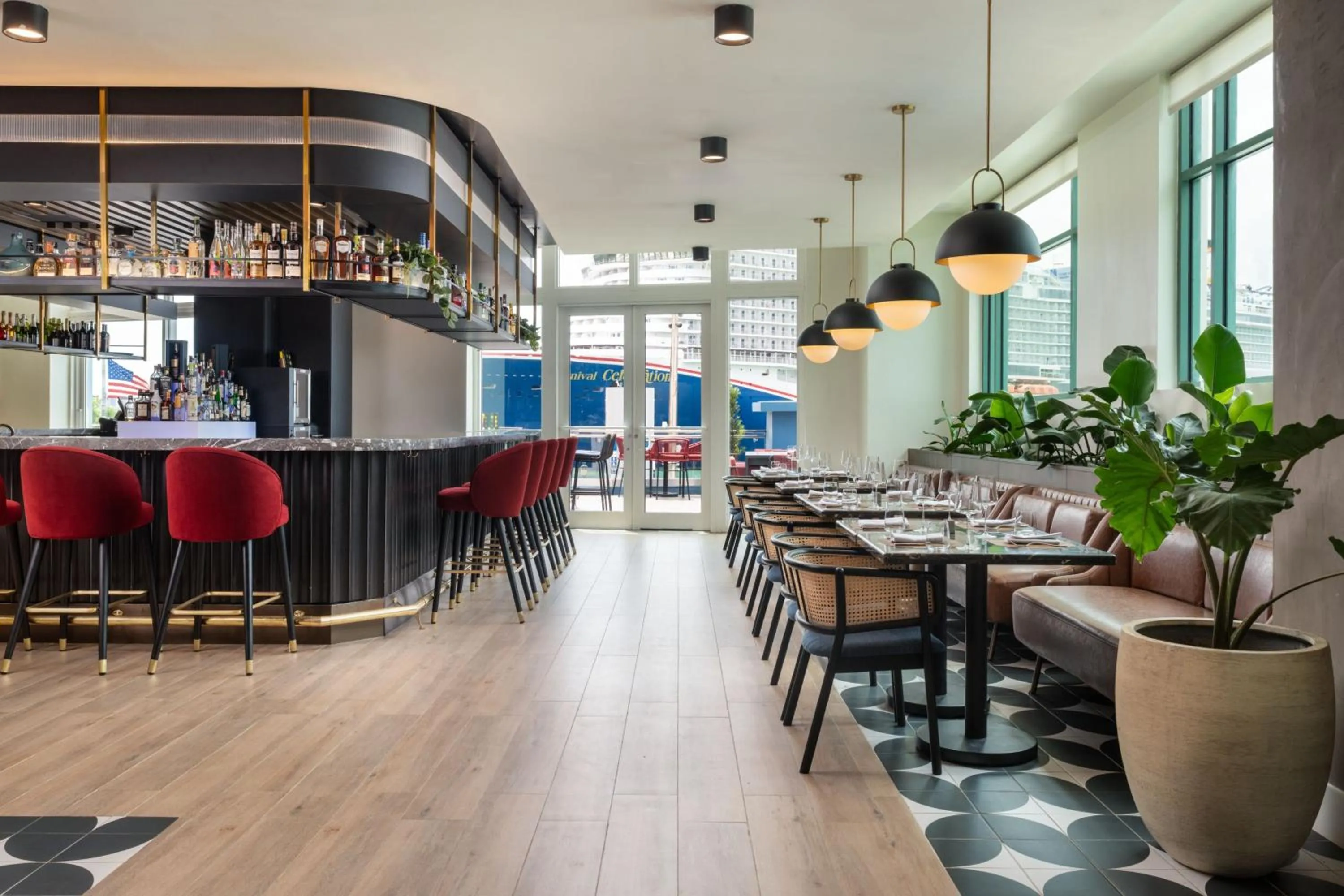 Lounge or bar in Hotel Rumbao, a Tribute Portfolio Hotel